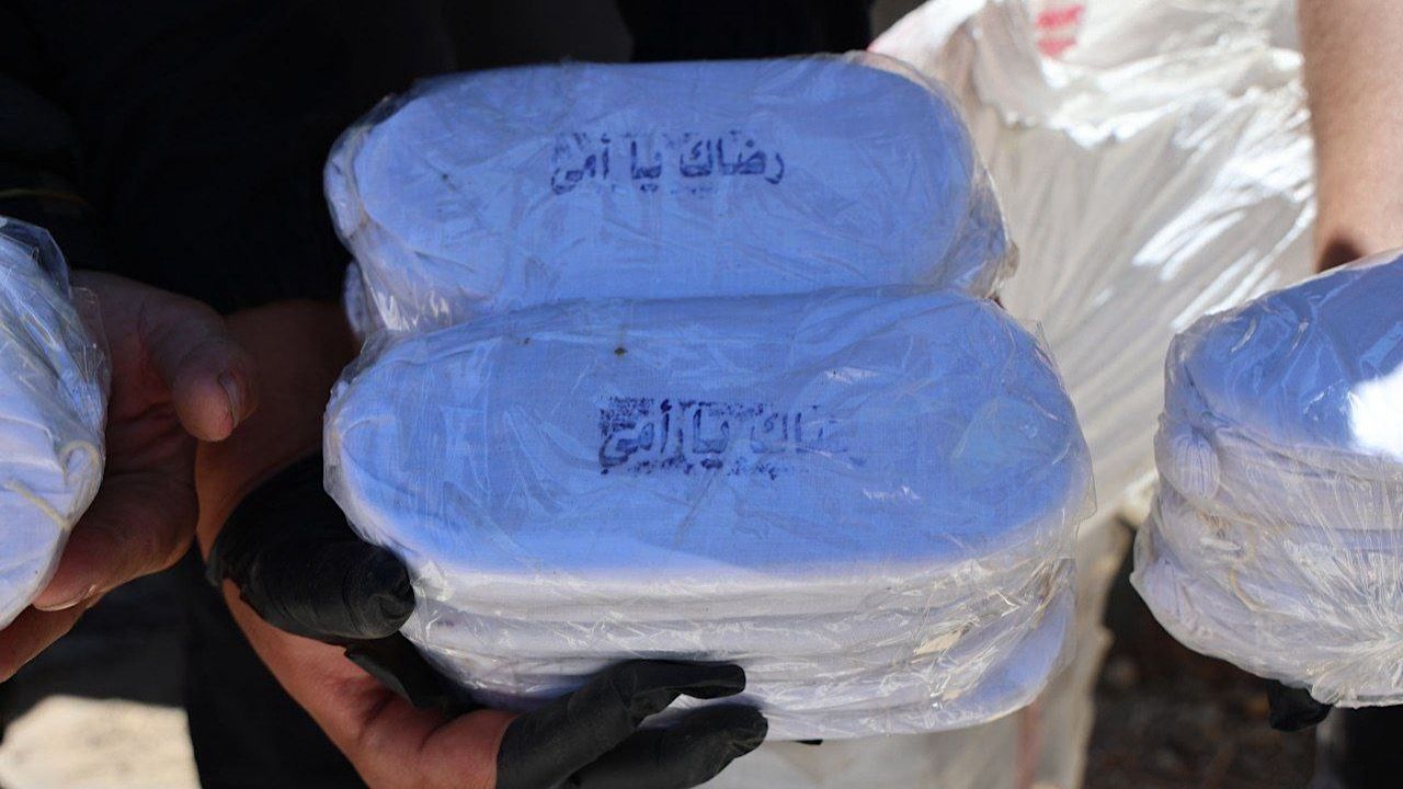 سوريا تضبط شاحنة مخدرات قادمة من لبنان وعليها عبارة رضاك يا أمي
