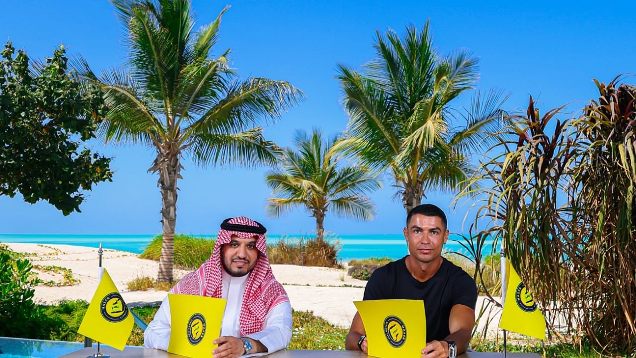 أول تعليق من رونالدو عقب تجديد عقده مع النصر.. صور