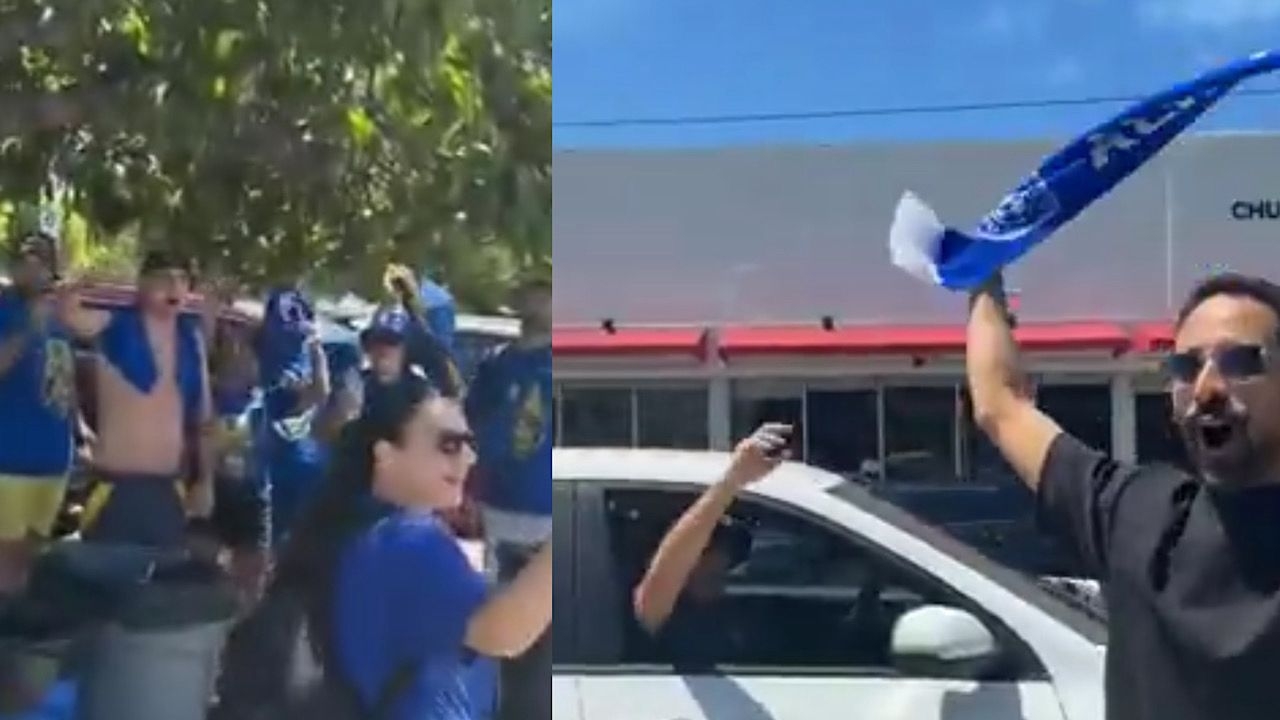 مشجع هلالي يرفع شعار الزعيم أمام جماهير بوكا جونيورز وسط تصفيق حار.. فيديو