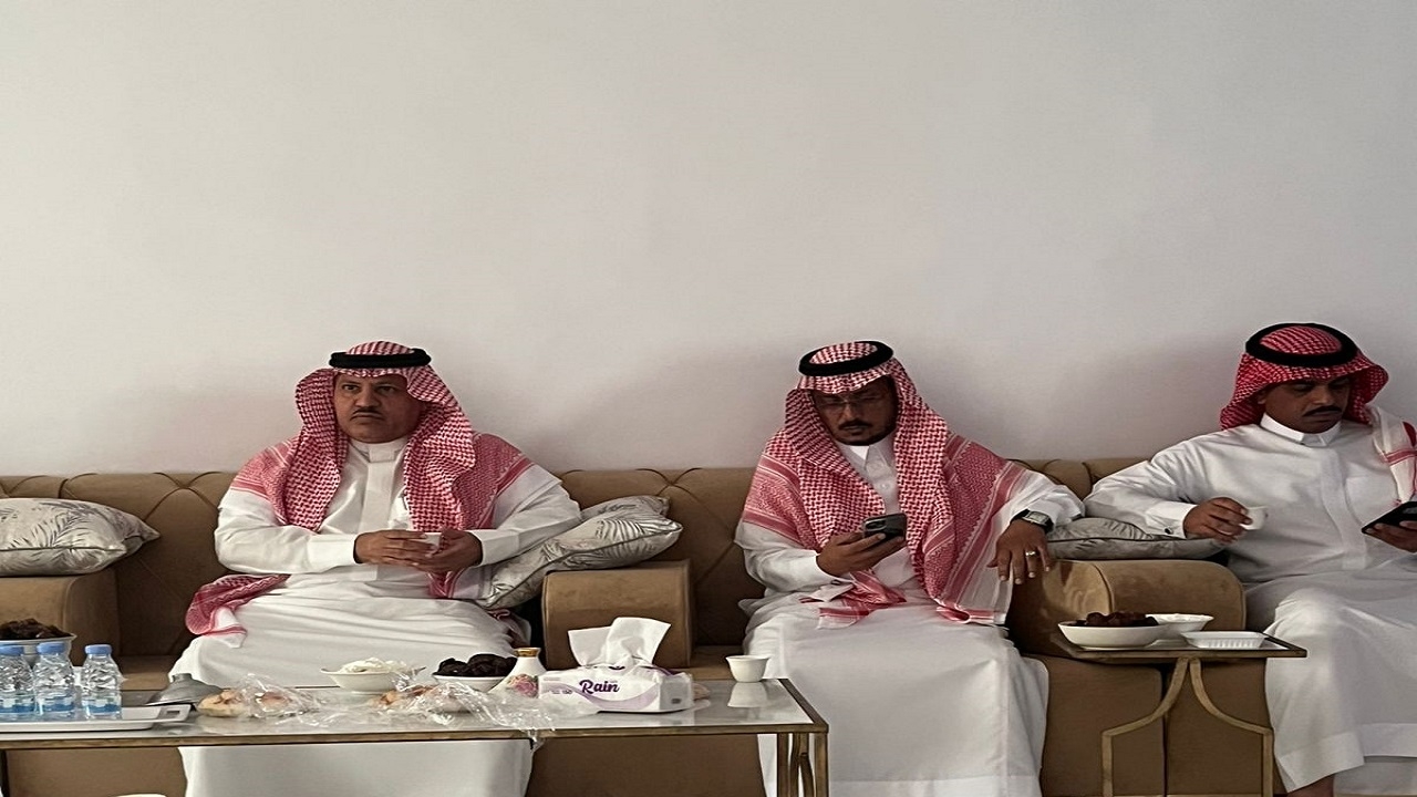 ‎محافظ أملج يعزي رئيس مركز حراض مسعود عويضه الحجوري في والدته.. صور
