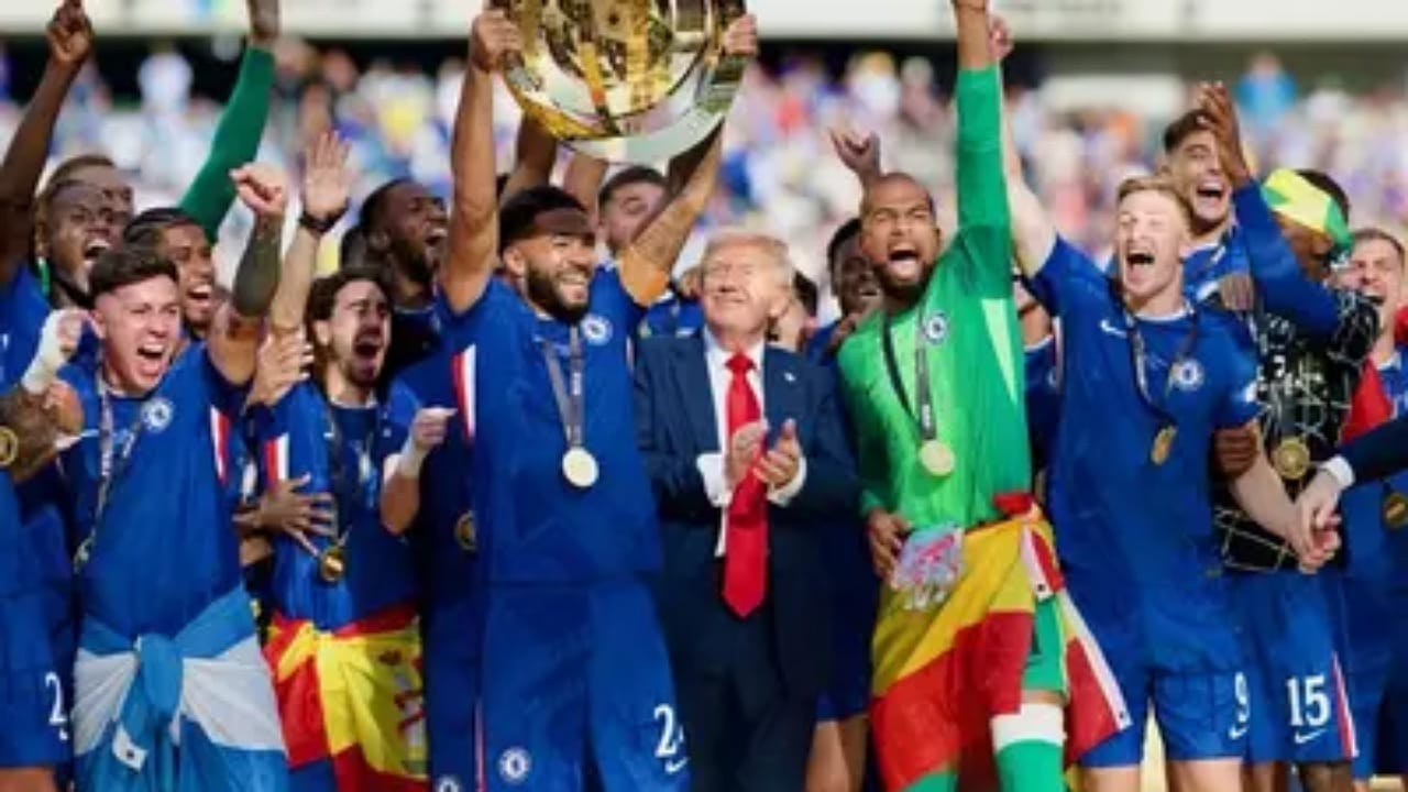 دونالد ترامب يتوّج تشيلسي بلقب كأس العالم للأندية 2025.. فيديو