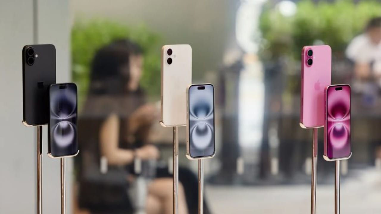 آبل تضغط على موردي الشاشات لتفادي ارتفاع أسعار iPhone 17