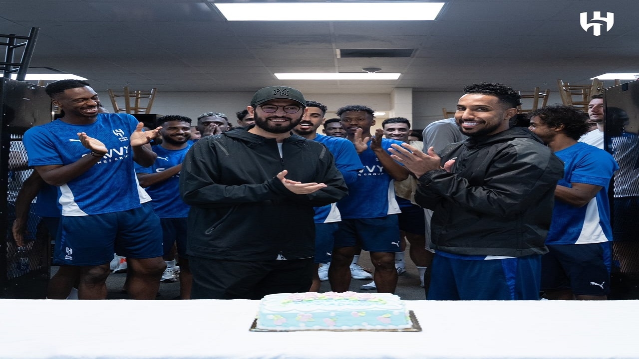 بعثة الهلال تحتفي برئيس النادي فهد بن نافل بمناسبة قدوم مولودته 'مضاوي'