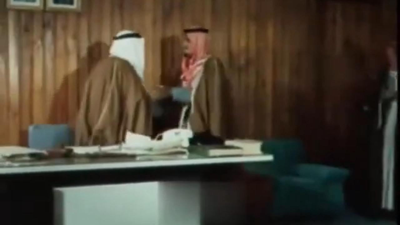 مقطع نادر للشيخ جابر الأحمد أمير الكويت في السبعينات