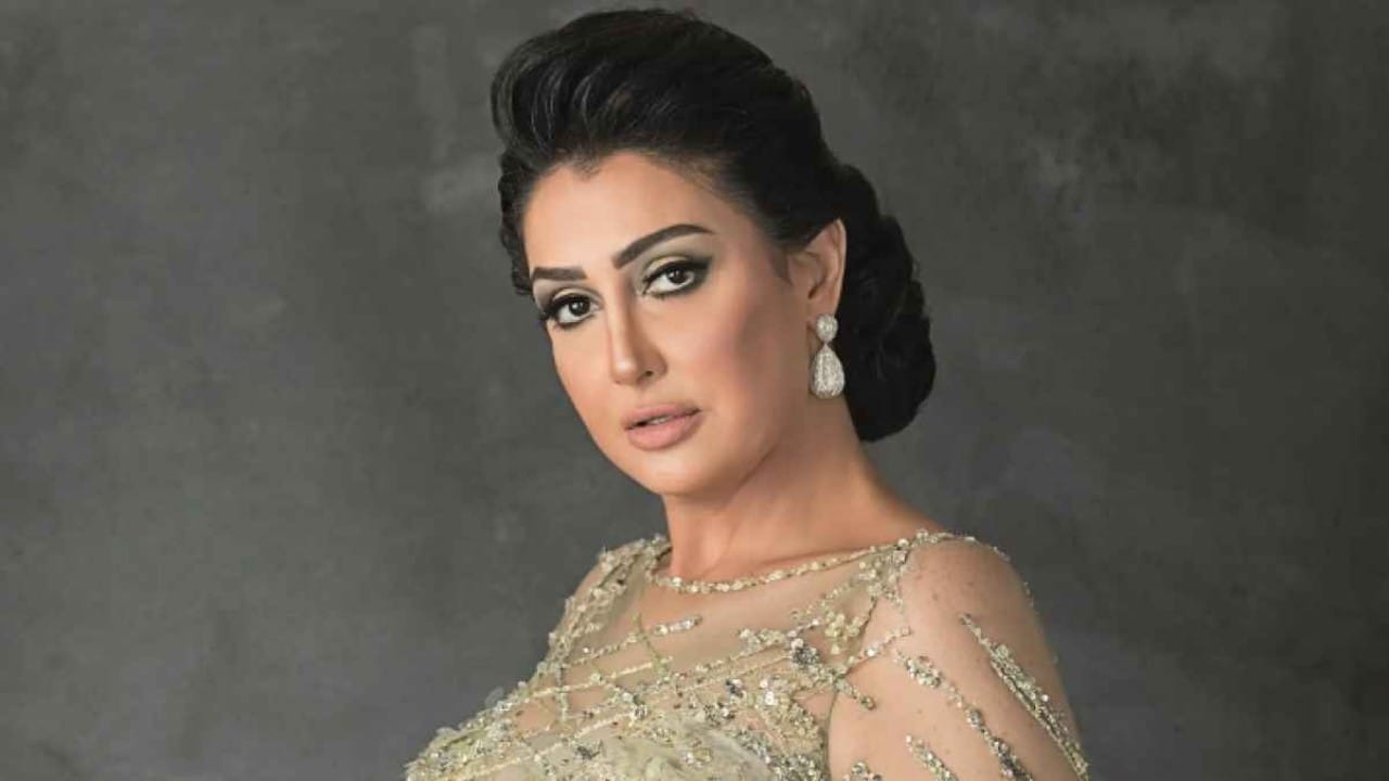 غادة عبدالرازق تظهر بجبيرة في قدمها.. صورة