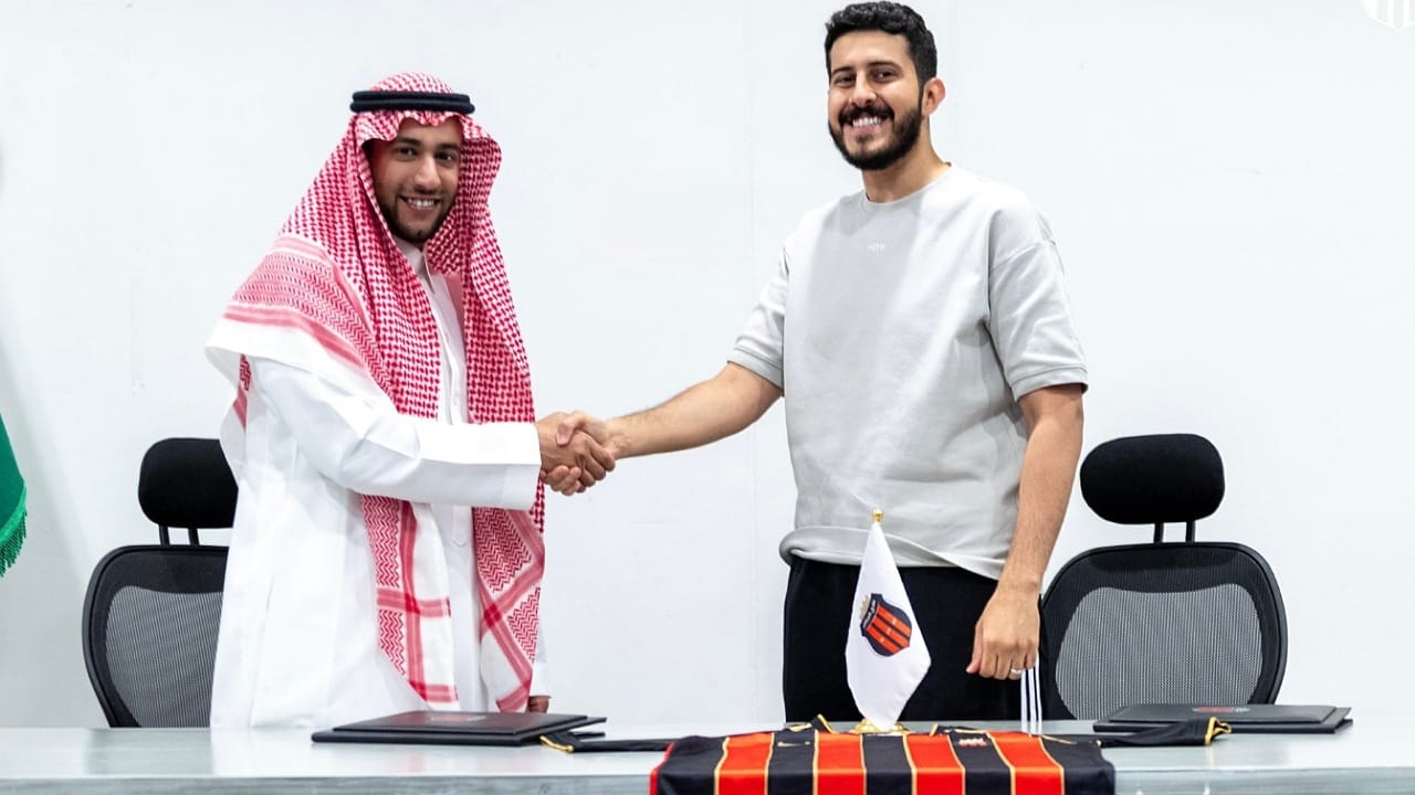 الرياض يثير الجدل بضم يوتيوبر لحراسة مرماه .. صور
