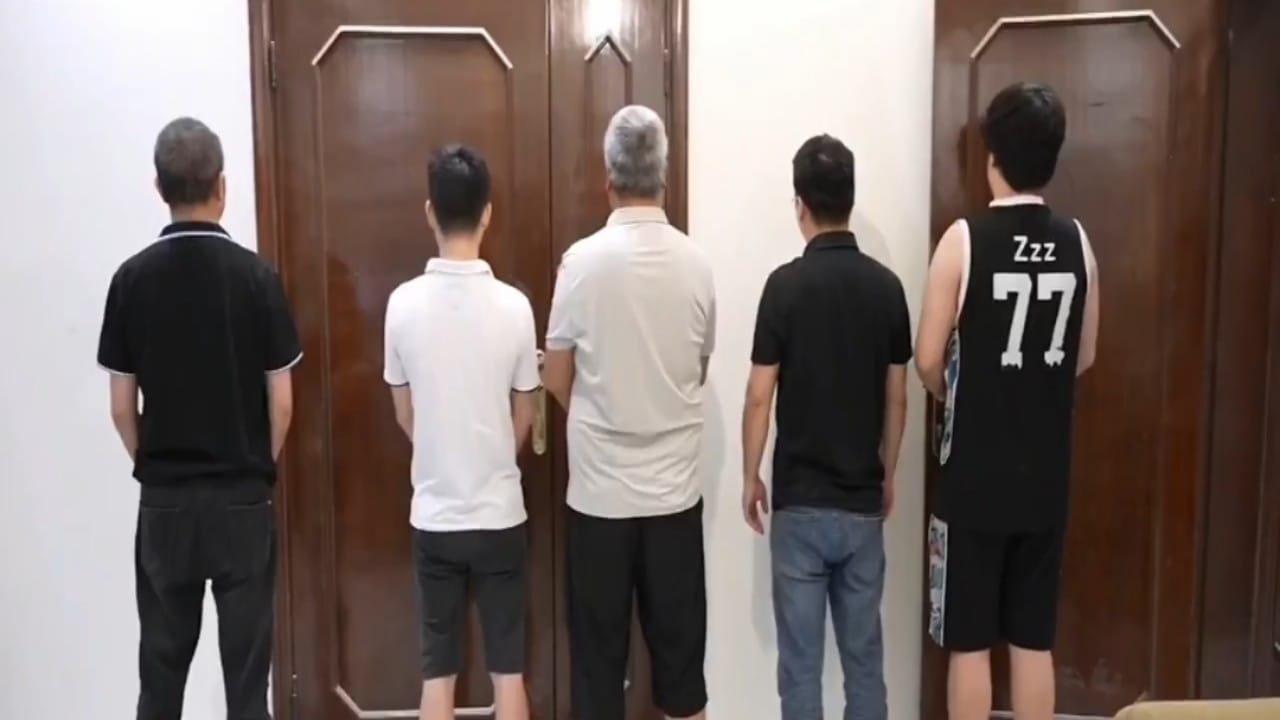 الإطاحة بـ 6 صينيين يصنعون منتجات تبغ مغشوشة داخل فيلا في الرياض.. فيديو