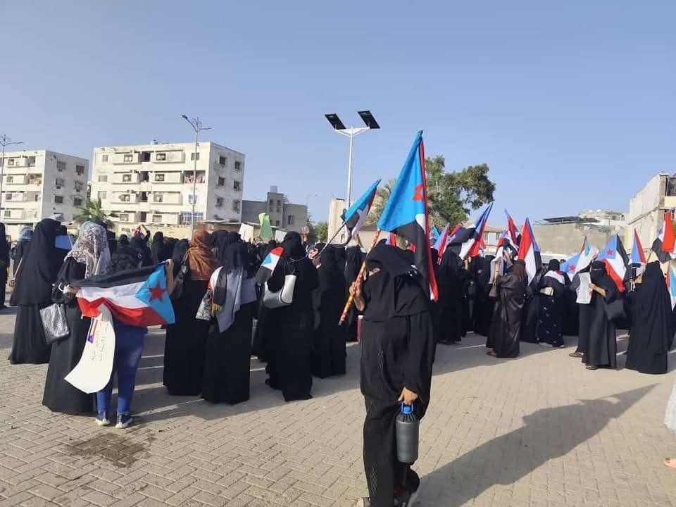 ناشطة تكشف عن ماحدث بمظاهرة عدن النسوية وعدم رفع العلم