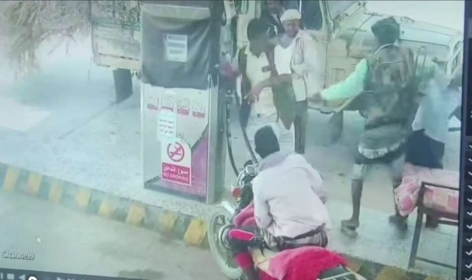 مسلح حو ثي يعتدي على عامل محطة وقود في جبل رأس بمحافظة الحديدة