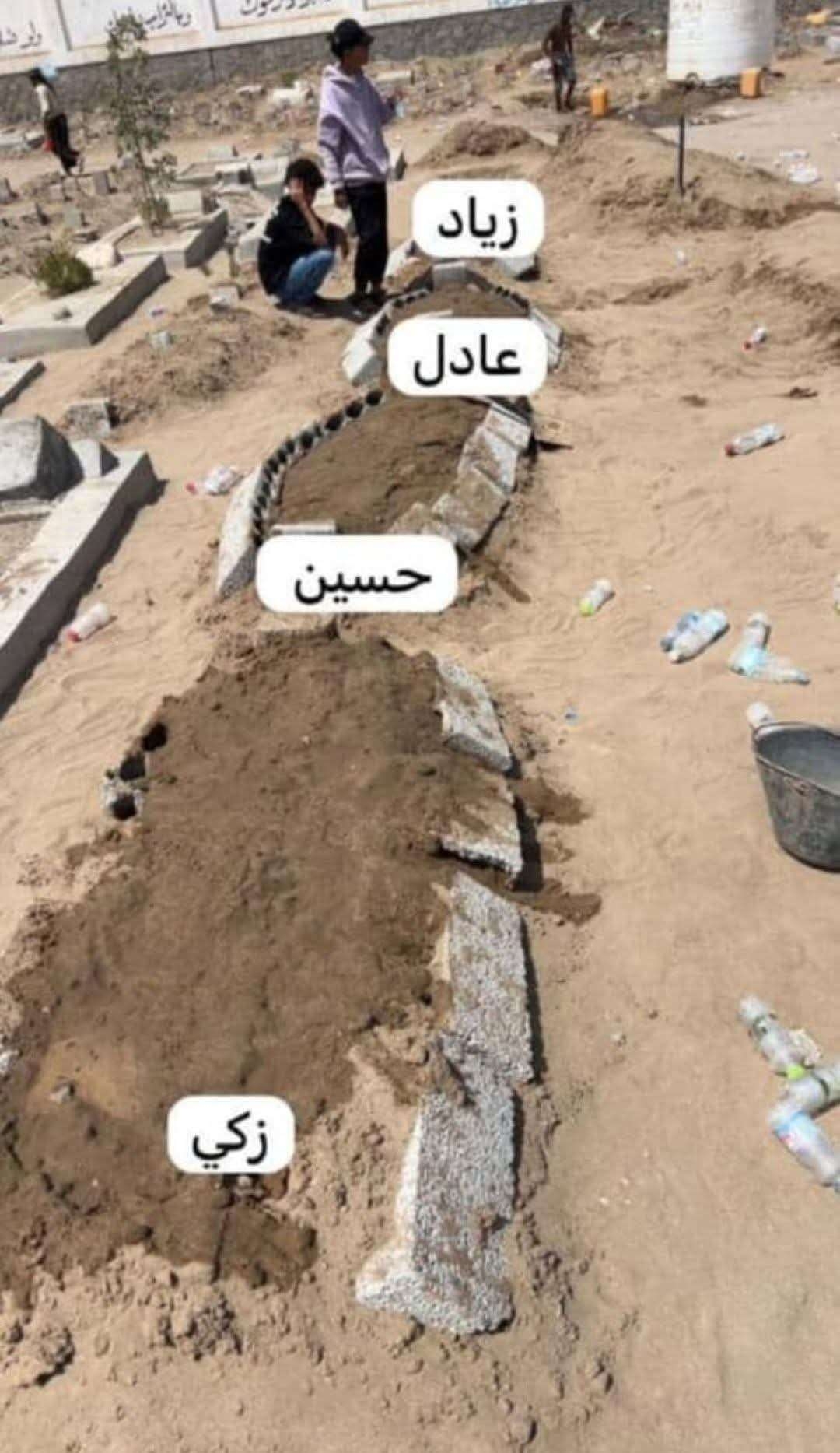 شاهد بالصورة .. قبور الأربعة الشُبان المتوفين اختناقًا داخل سيارة في لحج