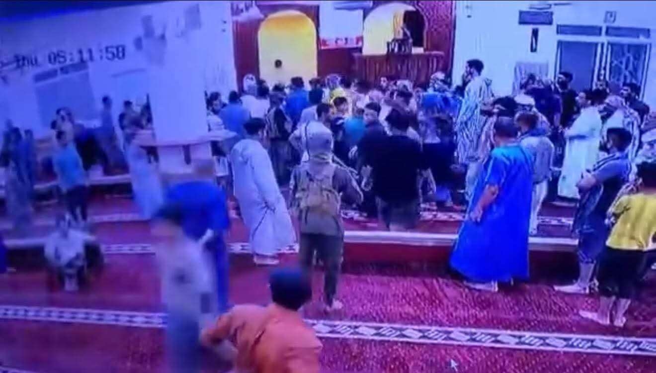 مسؤول يدعو الى هذا الامر عقب اقتحام قوة امنية لمسجد واطلاق النار على المصلين واختطاف الامام بعدن
