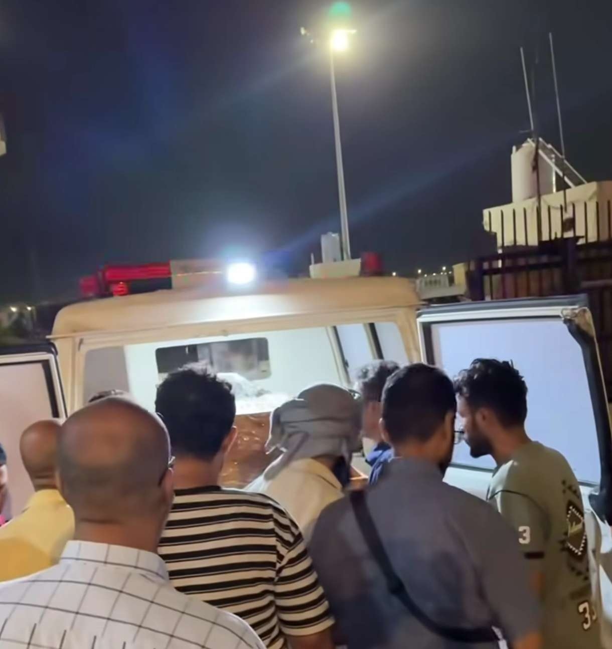 الحزن يعم عقب وصول جثمان هذا الناشط الى عدن