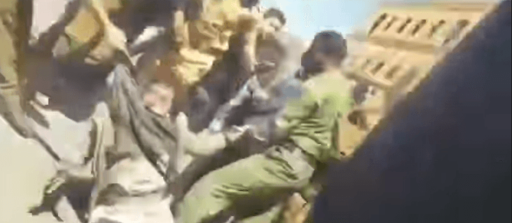 اعتداء وحشي على بائع بلس في صنعاء والسبب لا يصدق