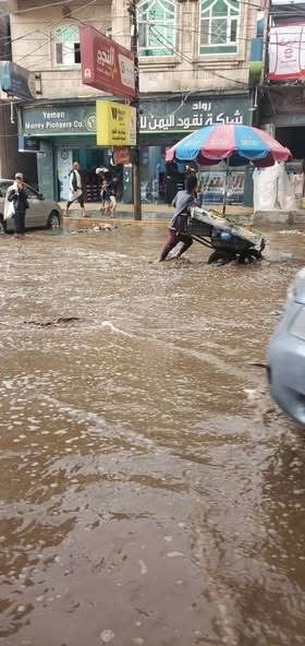 بعد أن جرفت السيول رزقه.. تاجر يقوم بهذا الامر بحق طفل يتيم