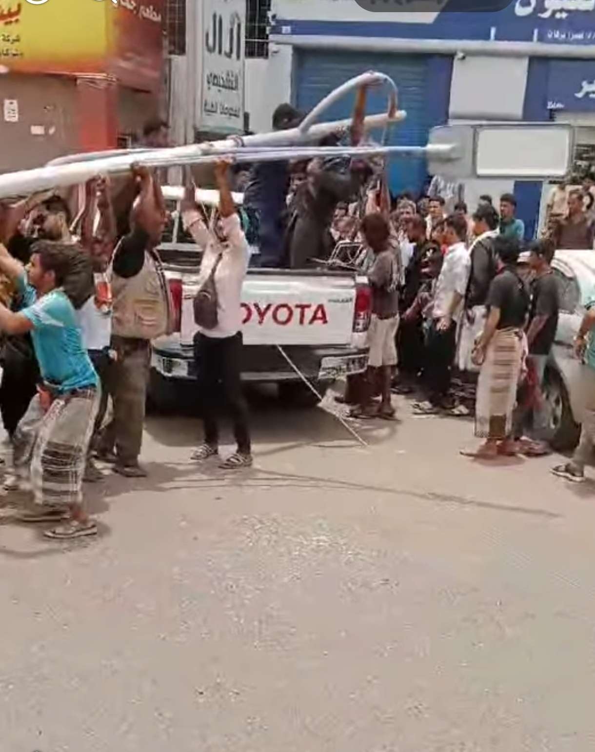 عاجل:الرياح تتسبب بسقوط عمود انارة فوق سيارة مواطن بعدن