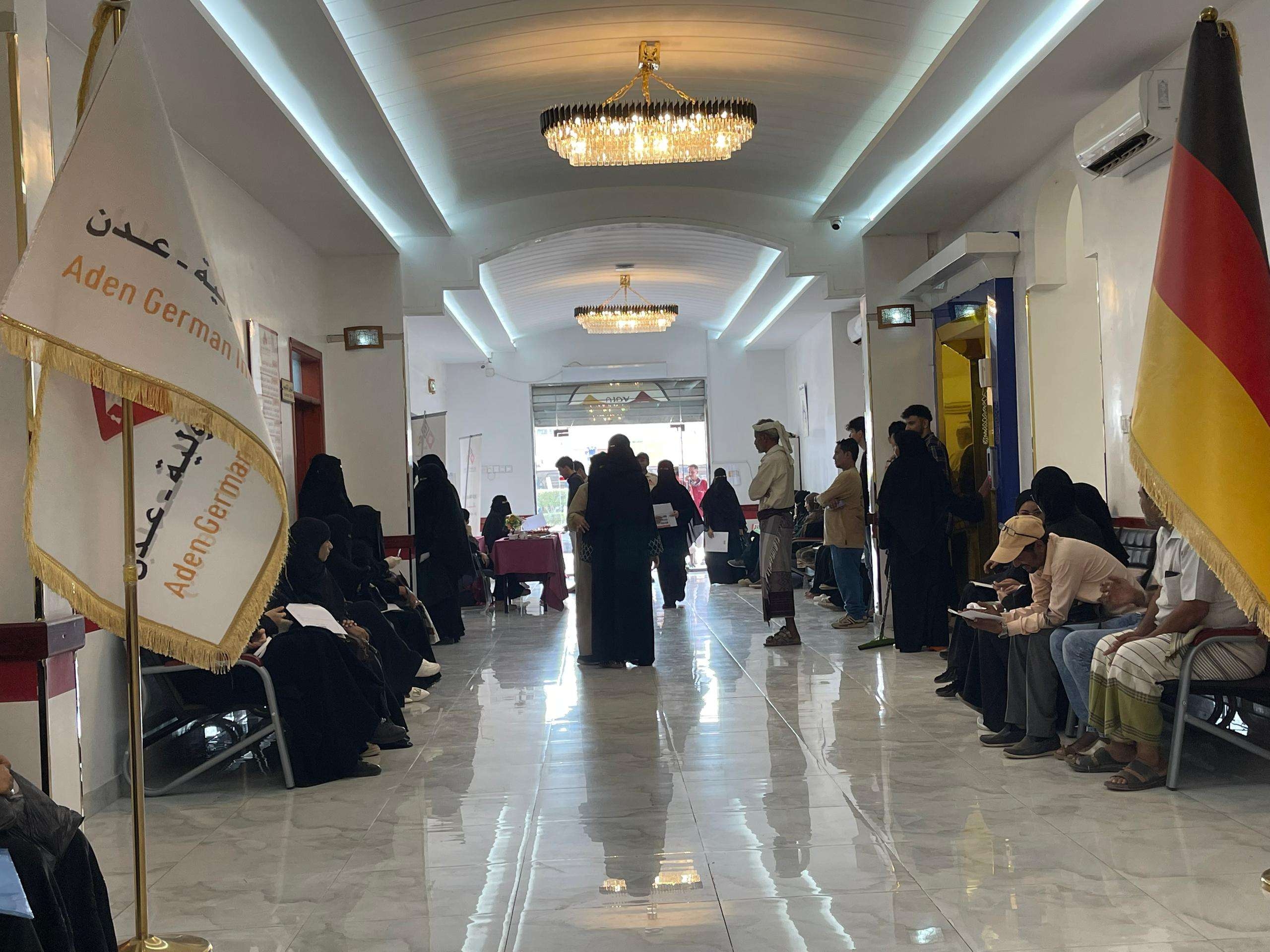 تطلق المنحة المجانية دعما للمتفوقين.. والمتقدمون يتسابقون نحو مقاعد الحلم