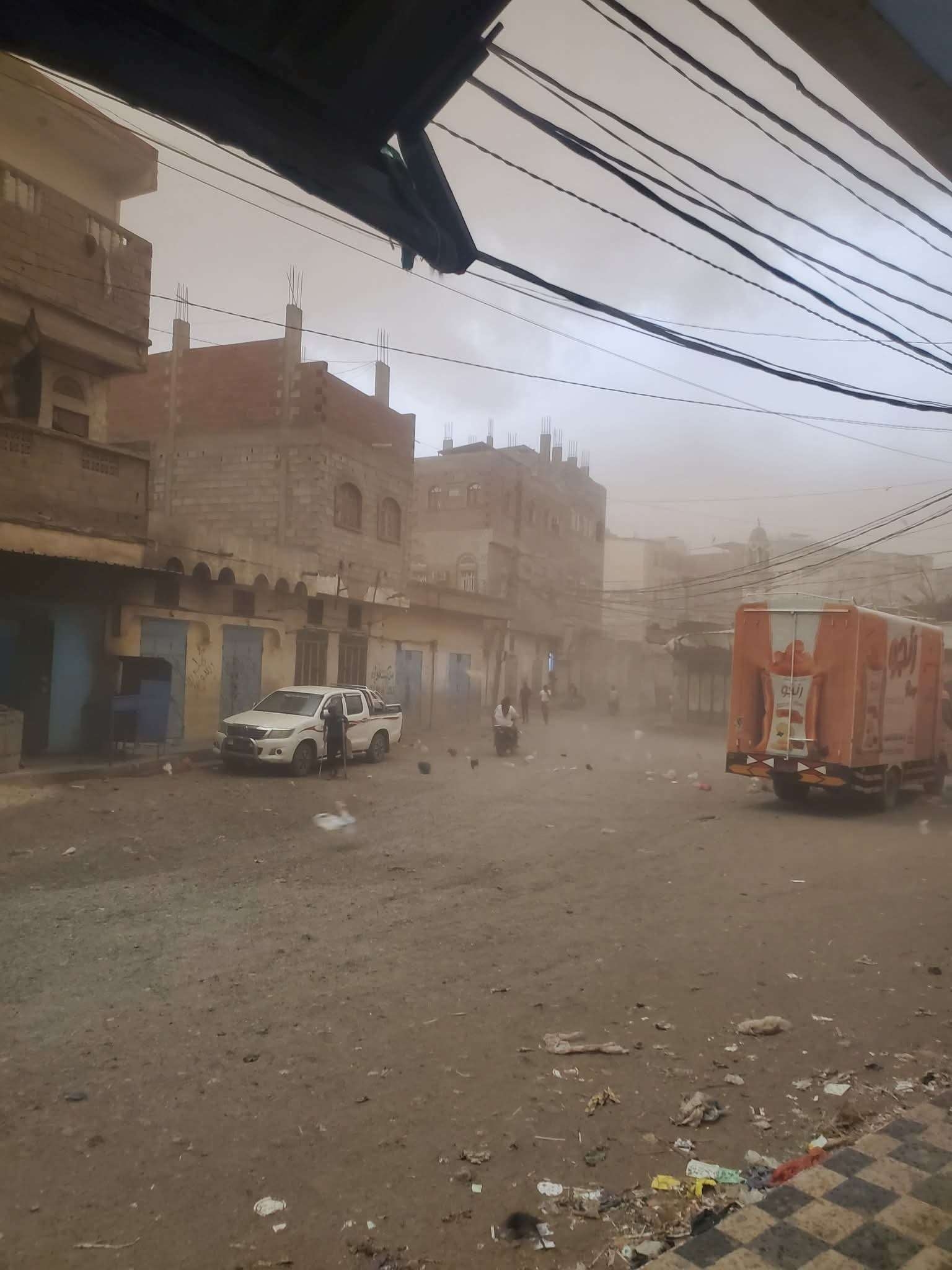 بالصور .. رياح ترابية تضرب هذه المحافظة قبل قليل