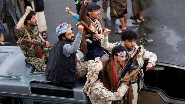 اقتحامٌ يفضح الانقسامات .. جماعة الح وثي تداهم اجتماعًا لحزب المؤتمر بصنعاء وتقوم بهذا الأمر