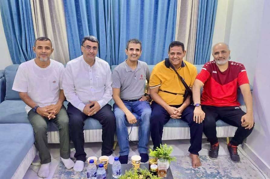 زيارة اطمئنان لسلطان الكرة اليمنية الكابتن عمر البارك