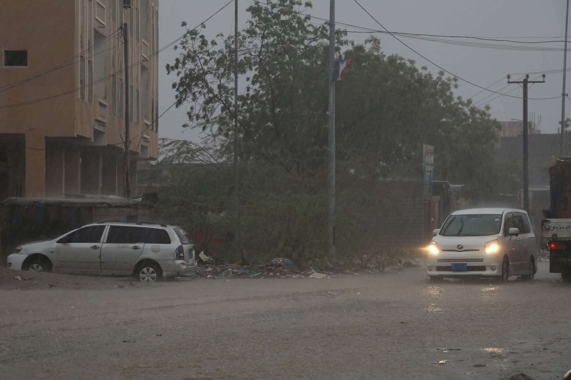 أمطار غزيرة تهطل على أبين الوسطى