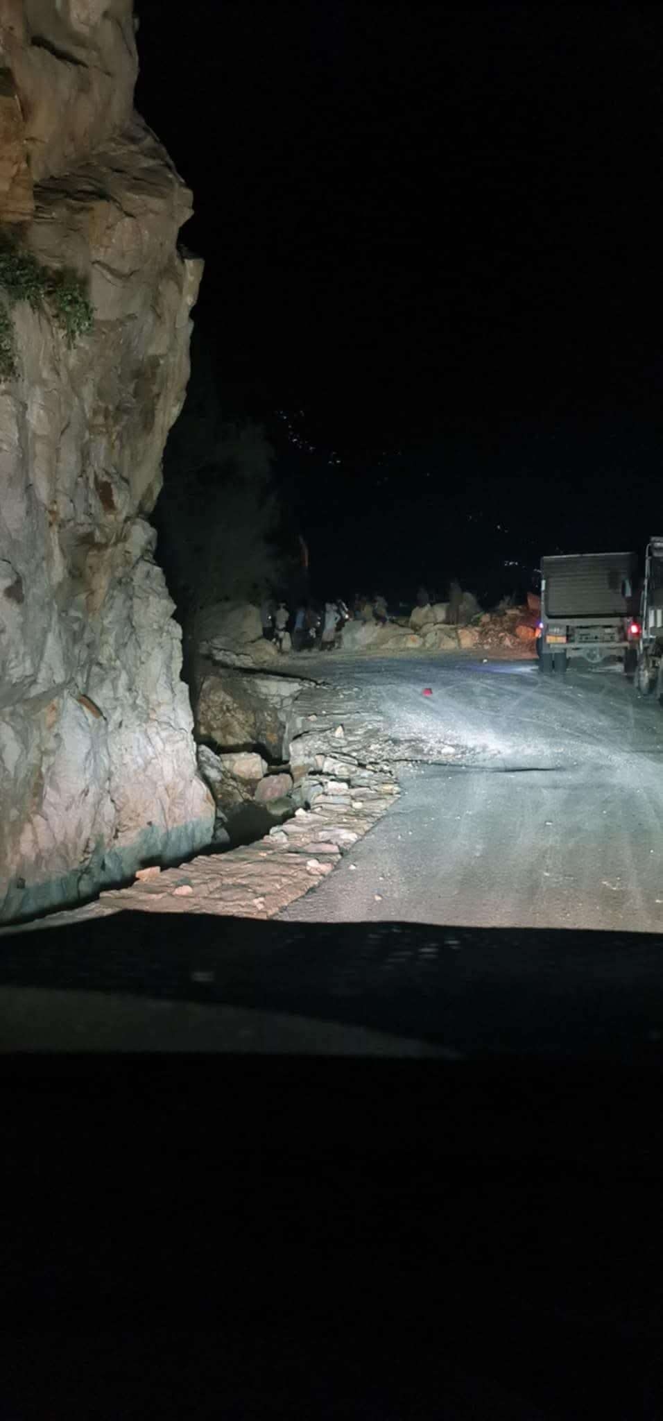 سقوط صخري يعيق حركة الشاحنات في هذا الطريق