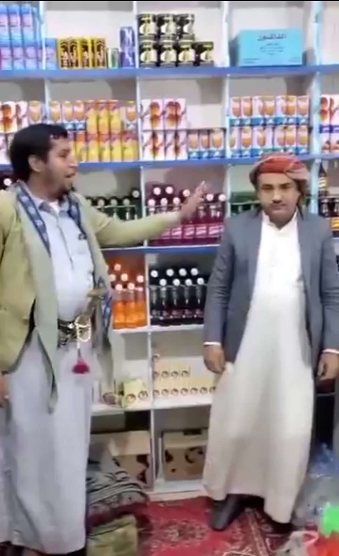 الحو ثيين يكرمون مالك البقالة الشهير الذي وثق وقوفه امام الغارات بصعدة ببيتين من الشعر(فيديو)