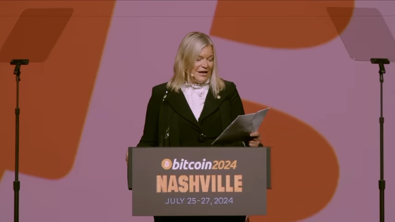 Bitcoin Champion Sen Cynthia Lummis Cancels Meeting With Ripple CEO, $XRP Tumbles