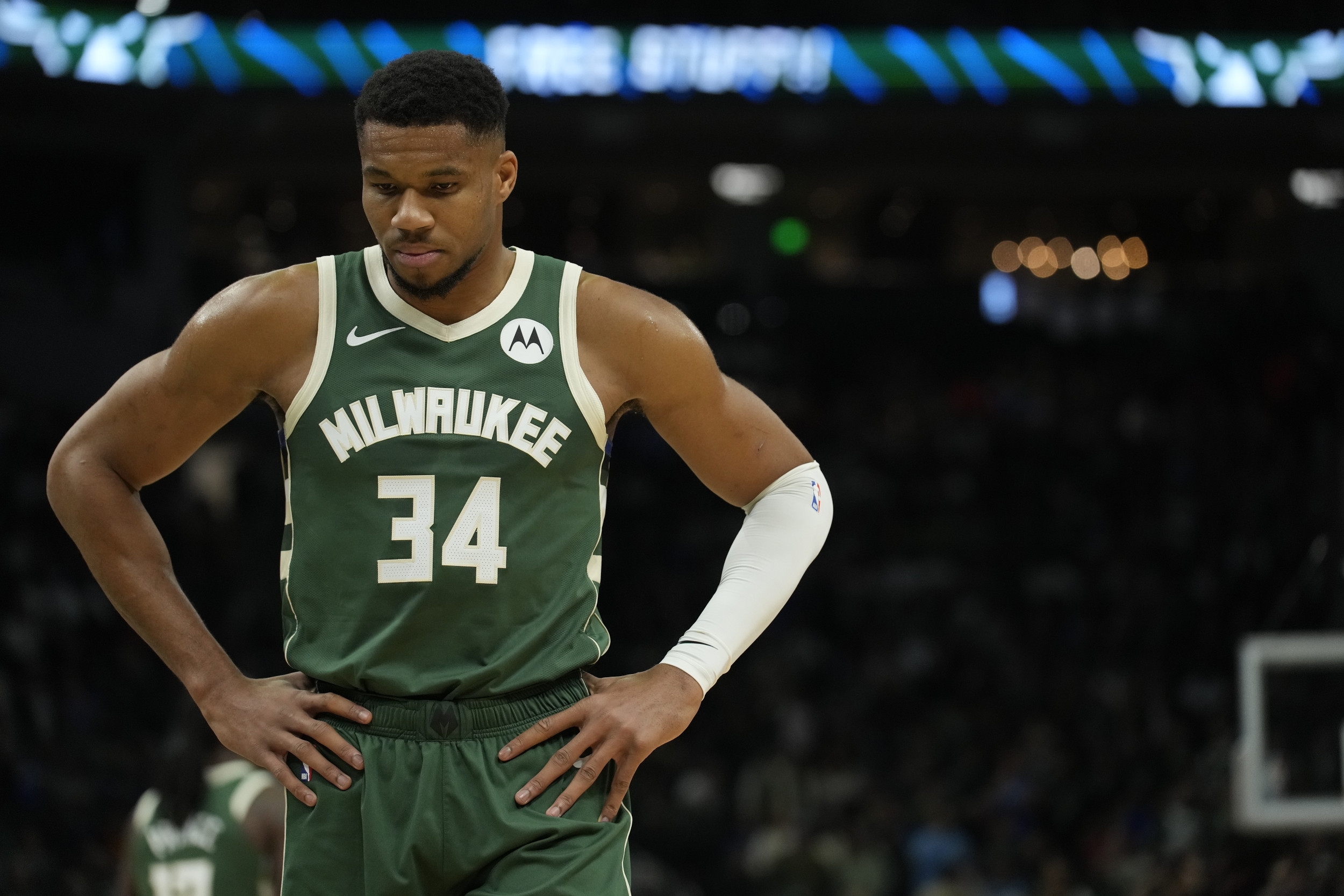 Warriors Urged Not to Pursue Giannis Antetokounmpo in Head-Scratching Take