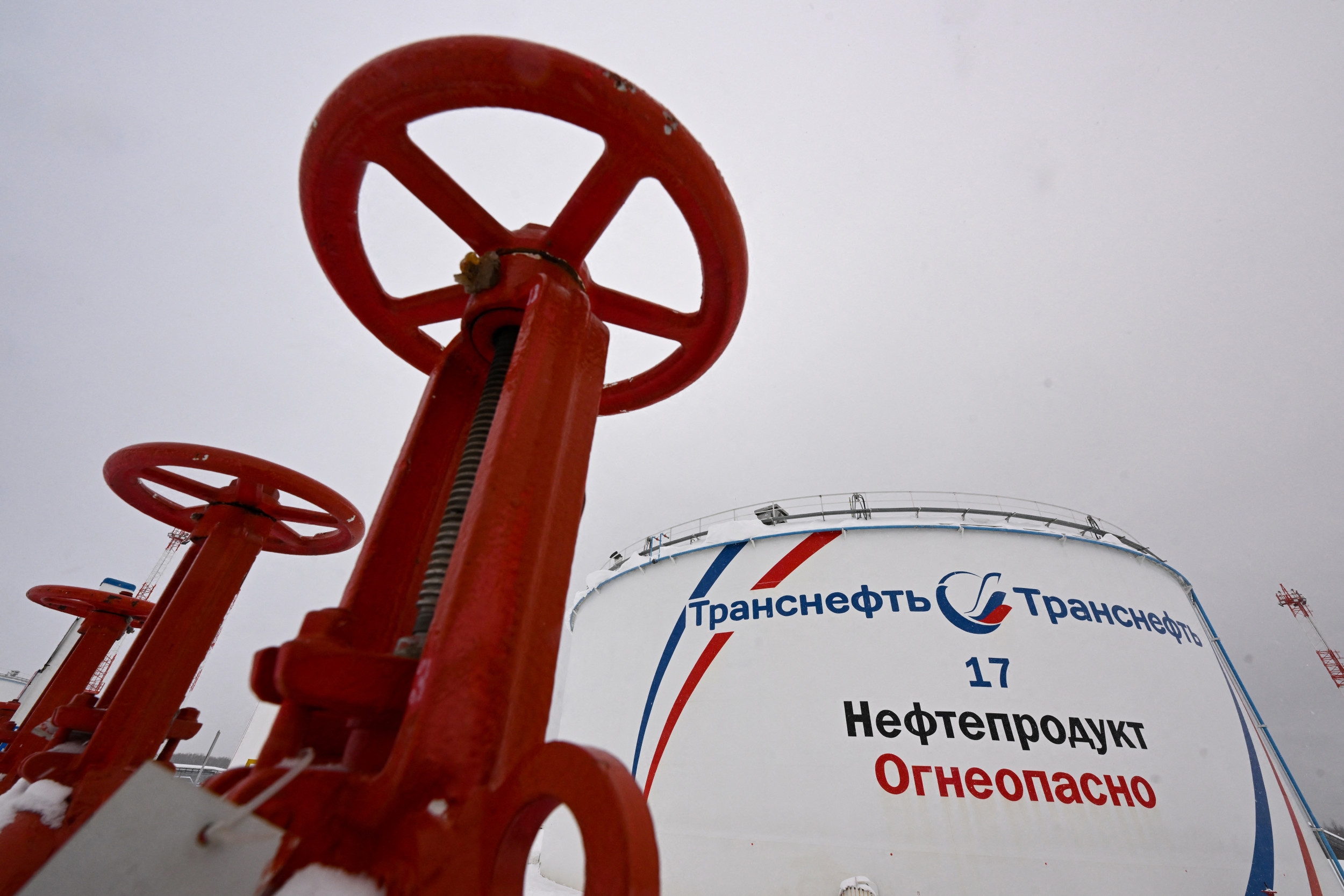 Russian Economy Dealt Blow With Slumping Oil Prices