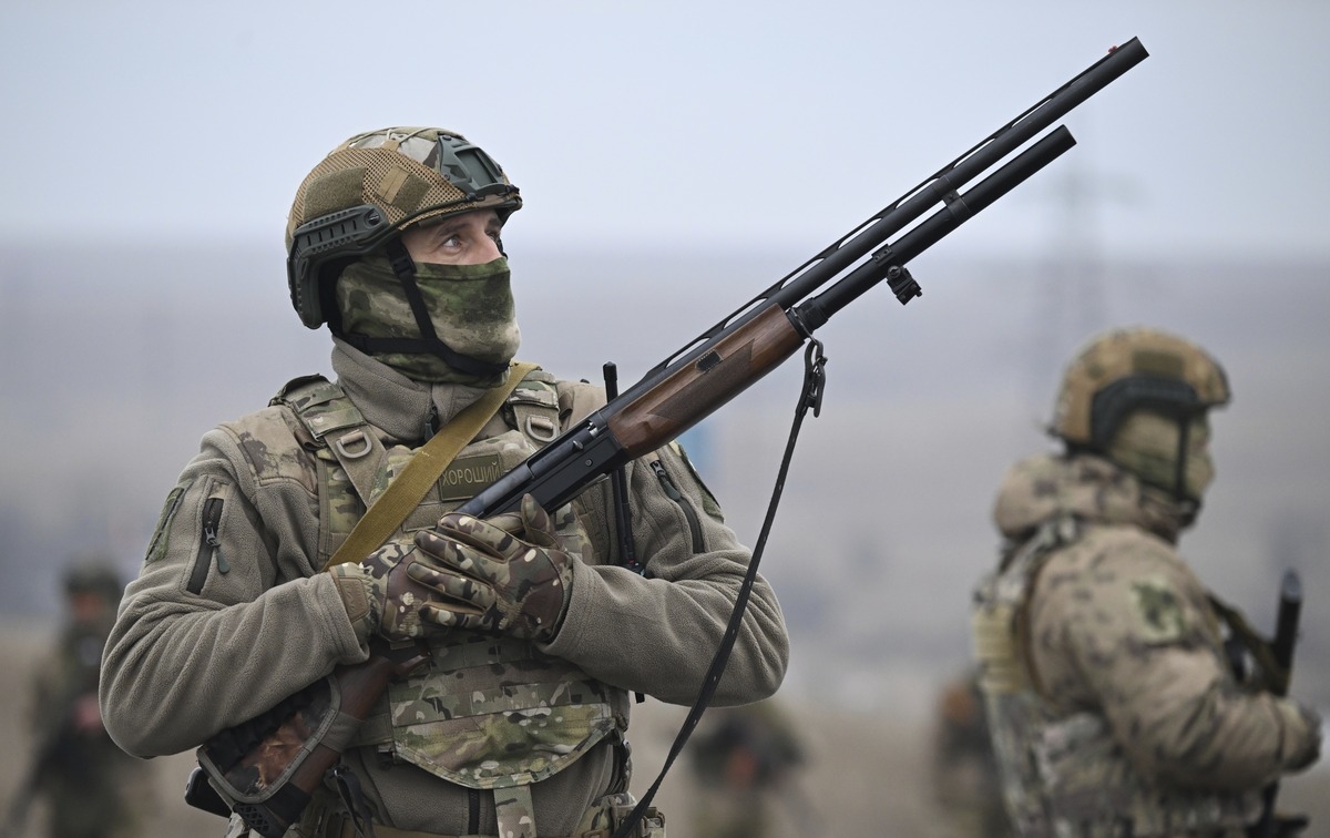 Russia Moving Equipment 'En Masse' to Crimea, Photos Suggest