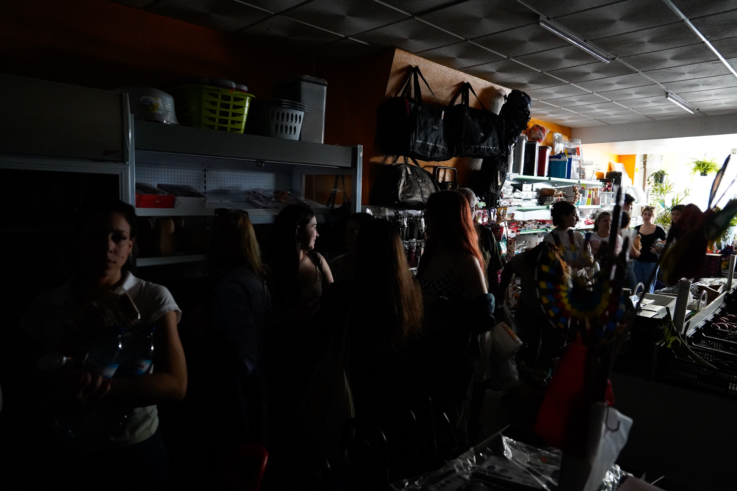 Images of Chaos as Night Descends on Spain, Portugal Following Power Outage