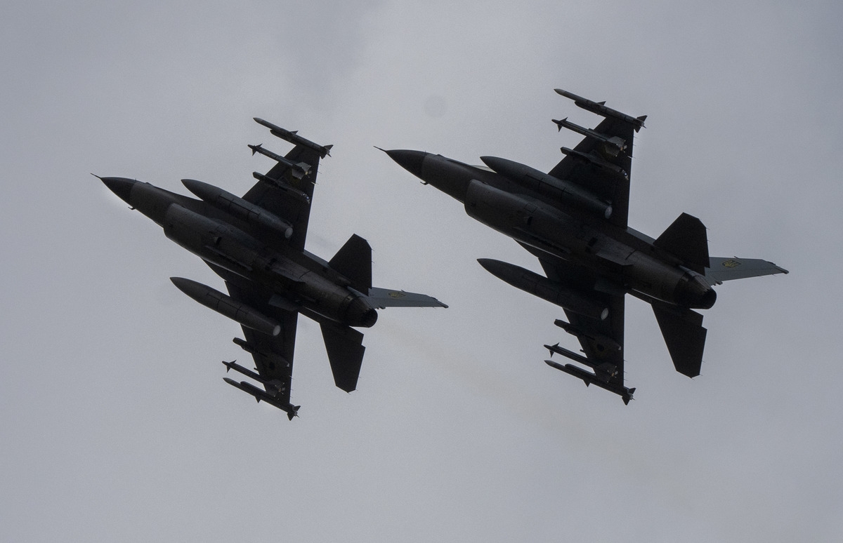 Ukraine's F-16 Combat Jet Intercepts Aerial Target in Rare Footage