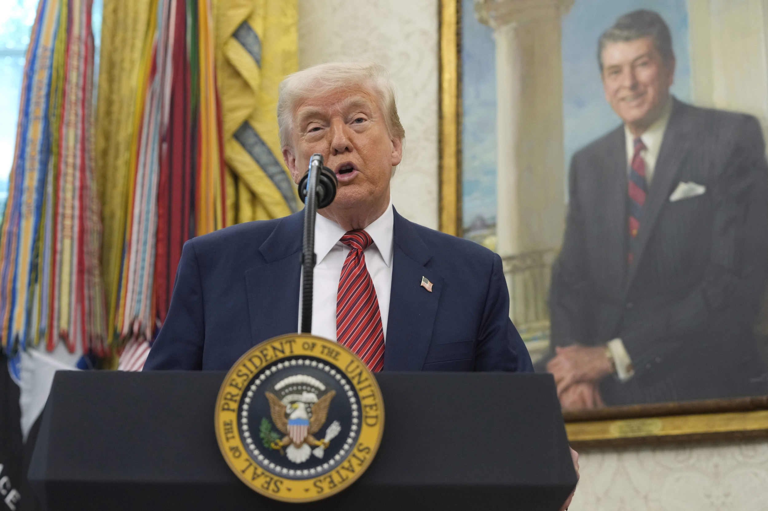 Donald Trump's Most Favorable Poll Notes Collapse in Approval Rating