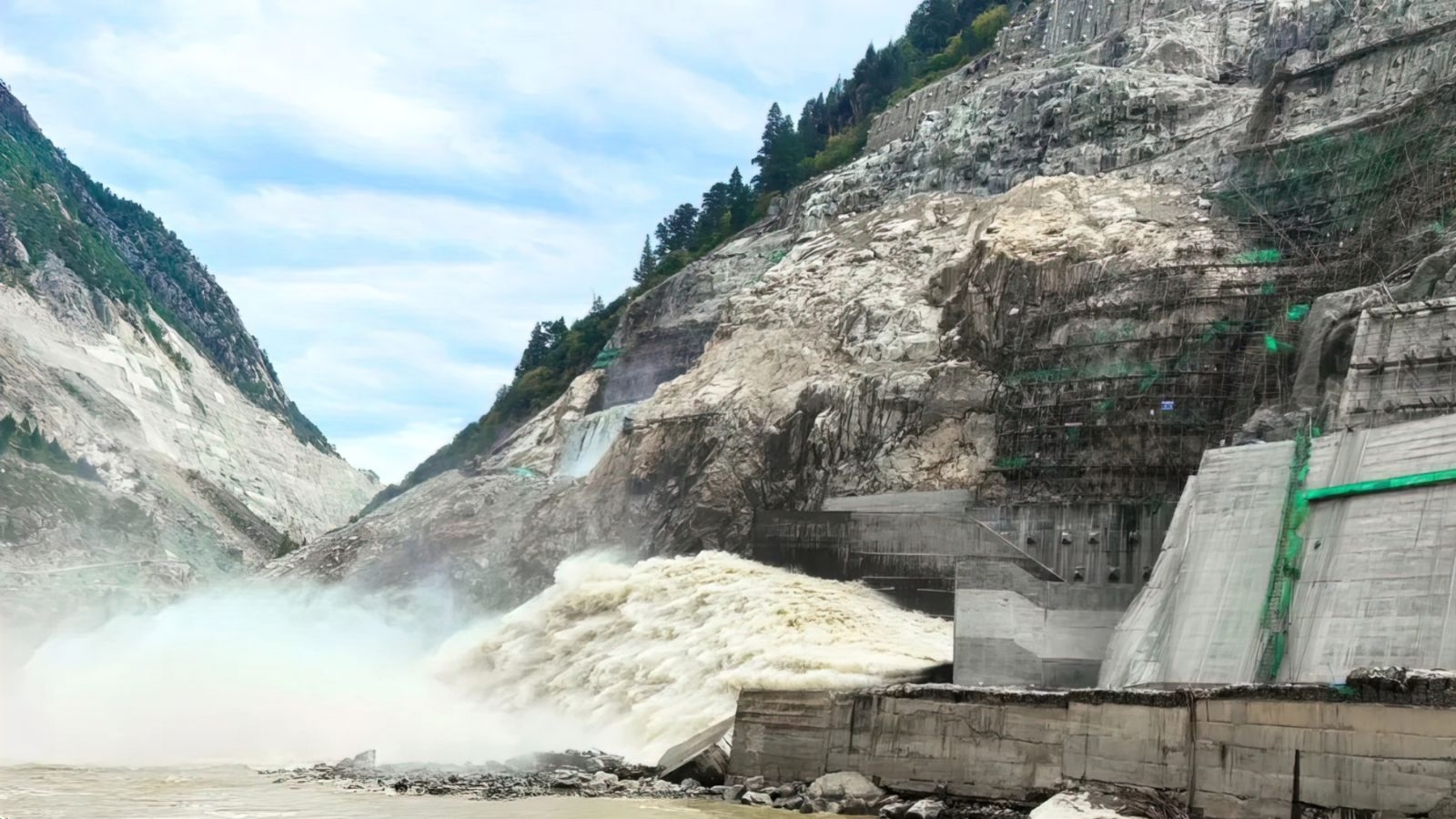 The Tallest Dam in the World Begins Storing Water