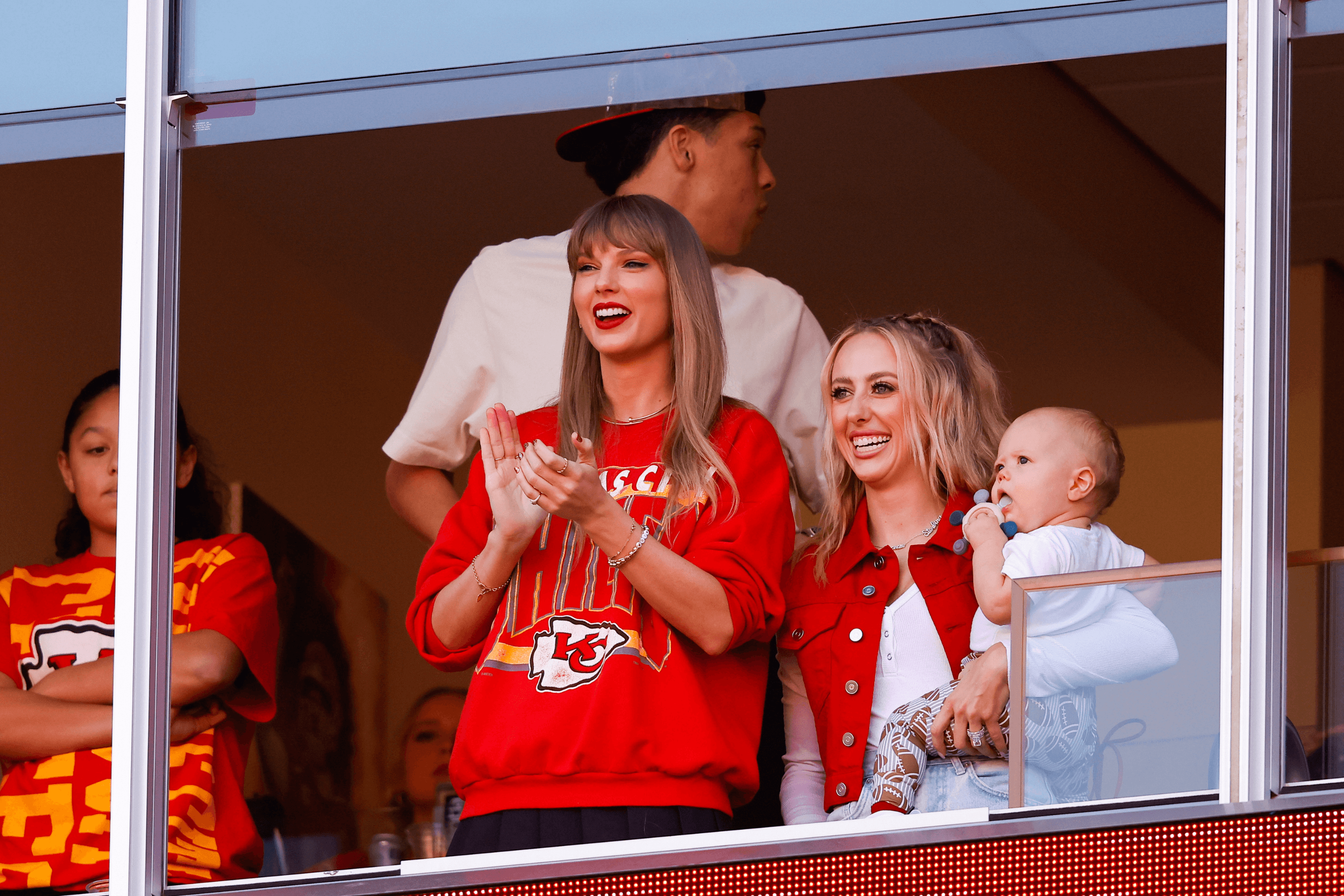 Taylor Swift's Effect on Kansas City Chiefs Takes Off Online