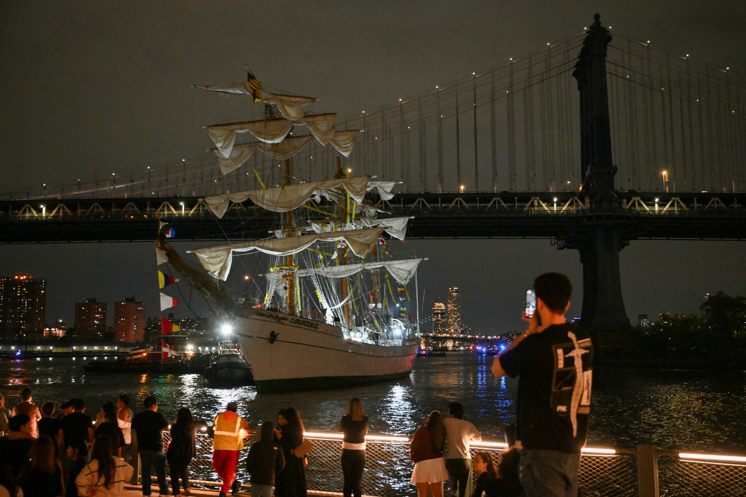 Mexico's Navy Points Finger at US After Ship Hits Brooklyn Bridge