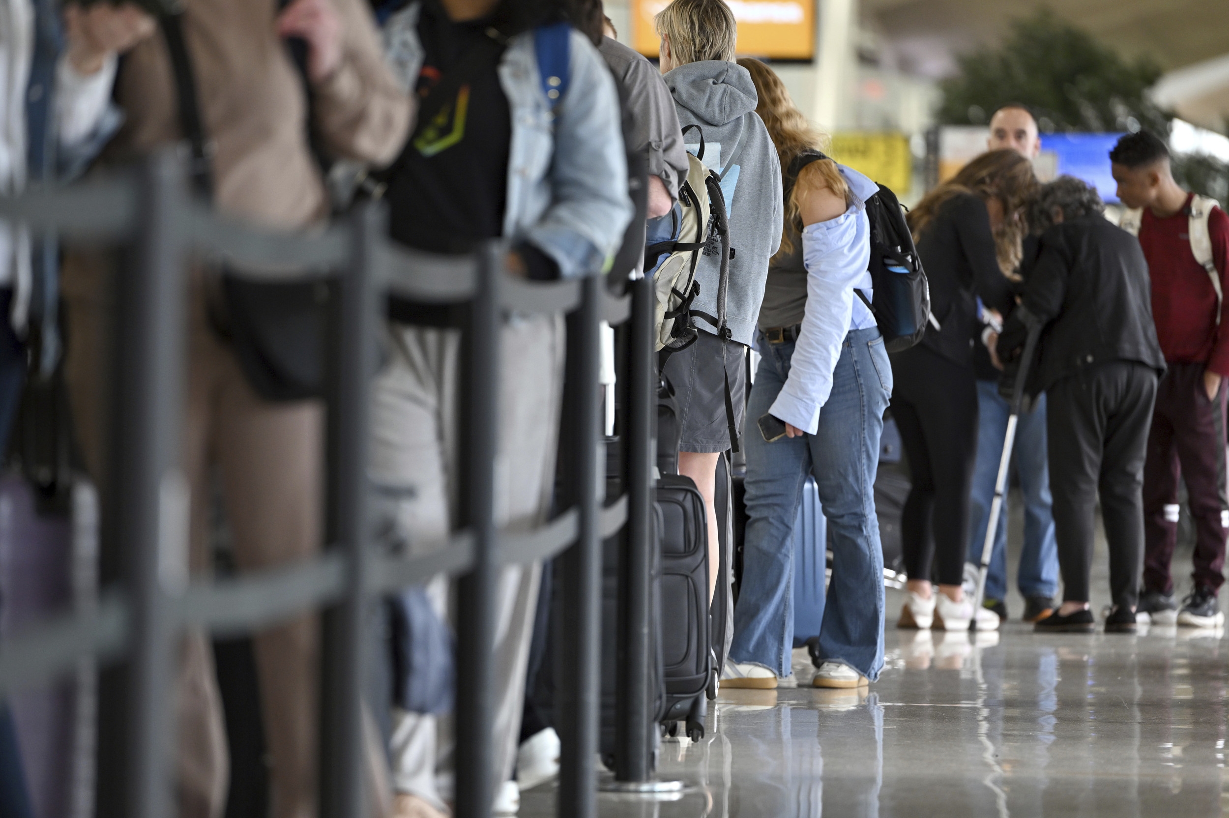 Memorial Day Weekend Travel Chaos As Hundreds of Flights Grounded