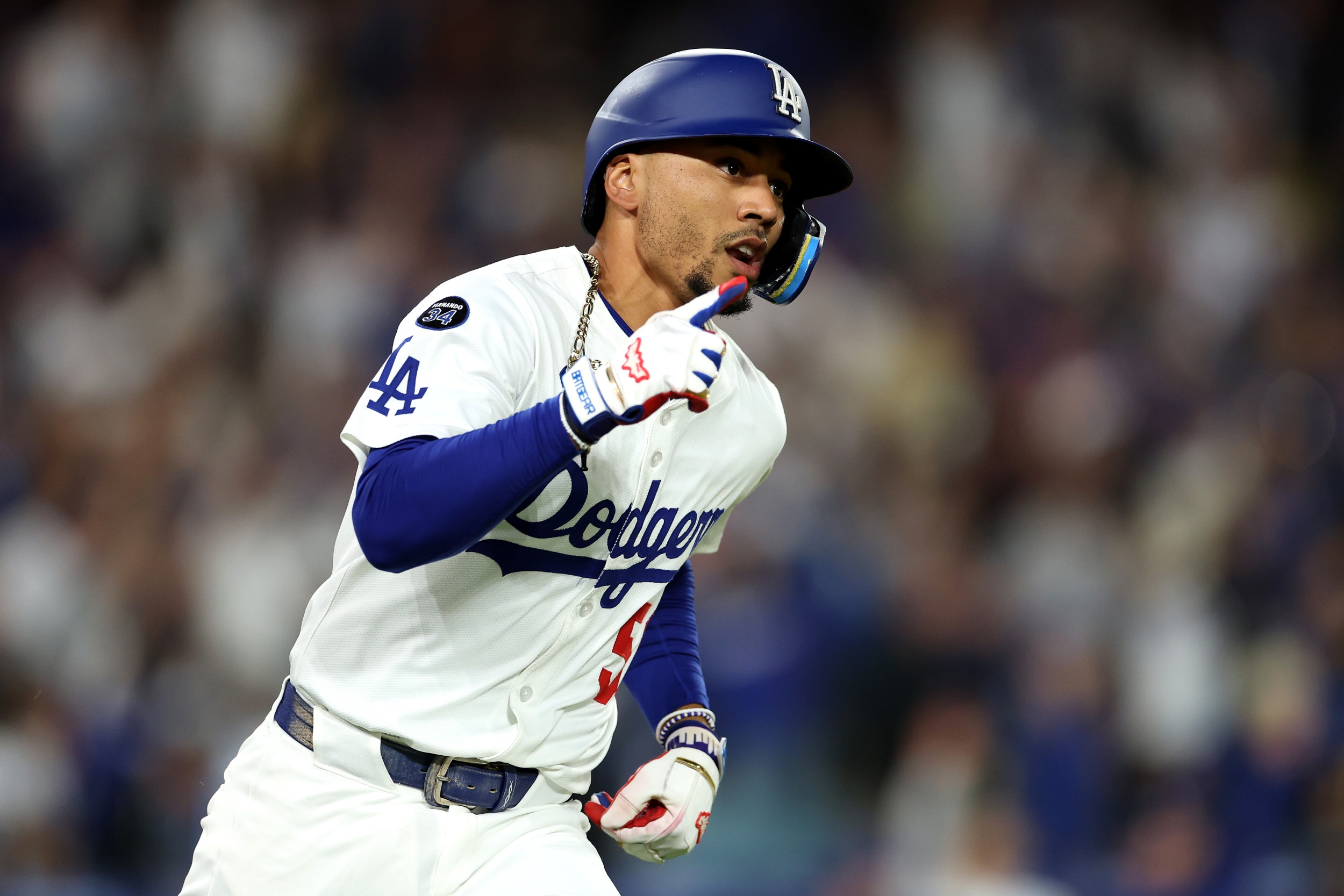 Dodgers' Dave Roberts Reveals More Details on Injury to Mookie Betts