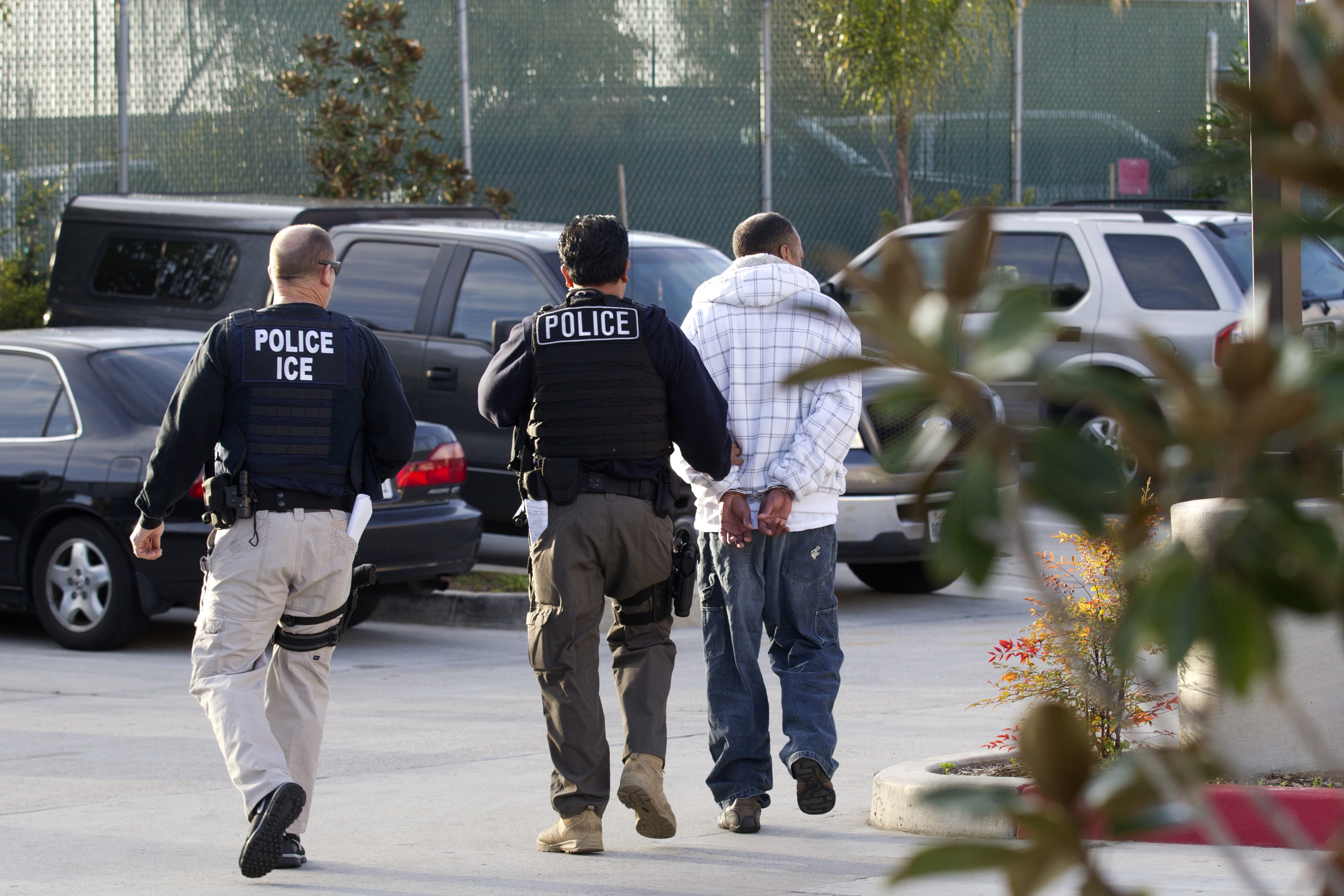 California ICE Agents Surrounded by Protesters Chanting 'Shame'