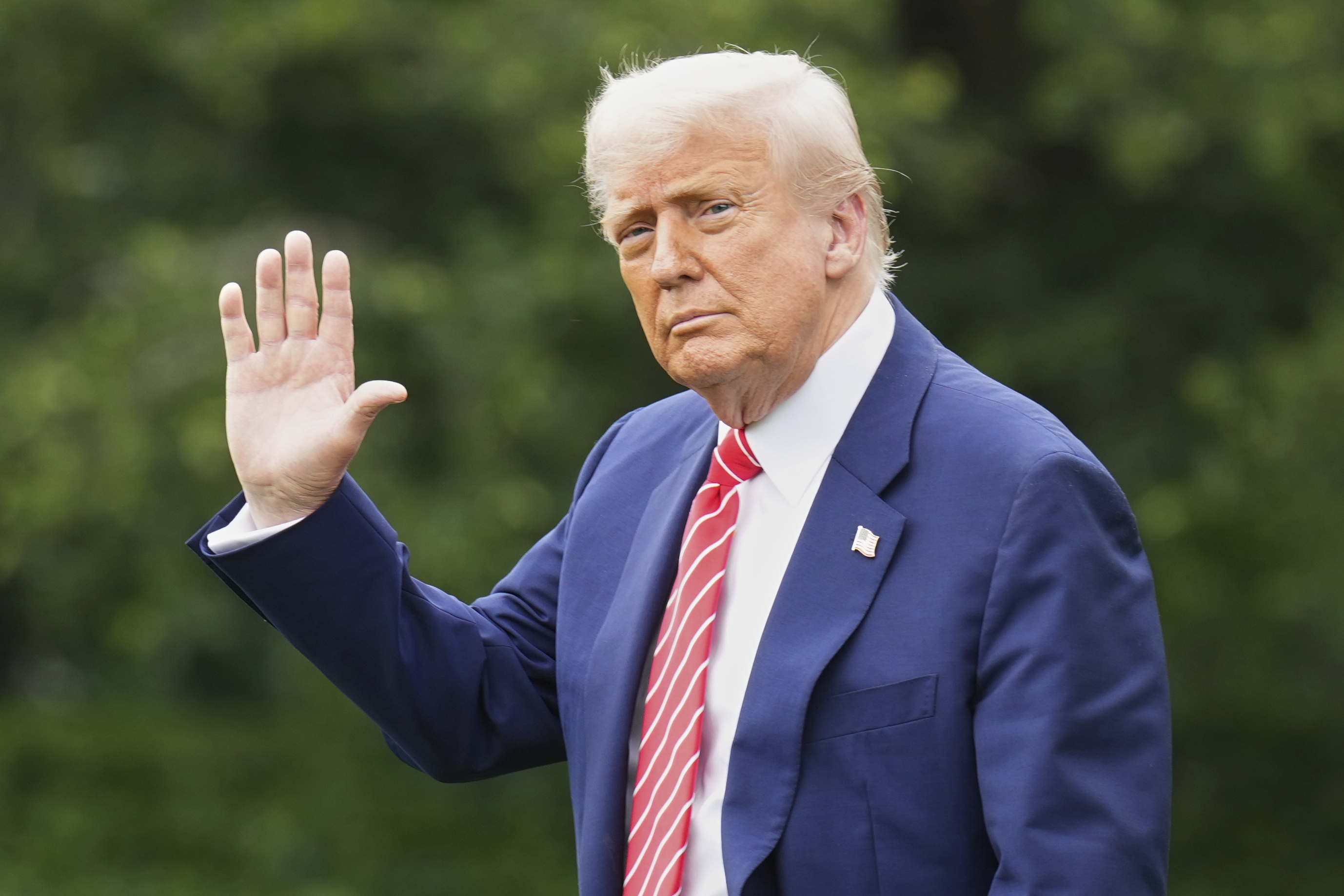 New Federal Employees Must Now Write Essays Praising Trump's Policies