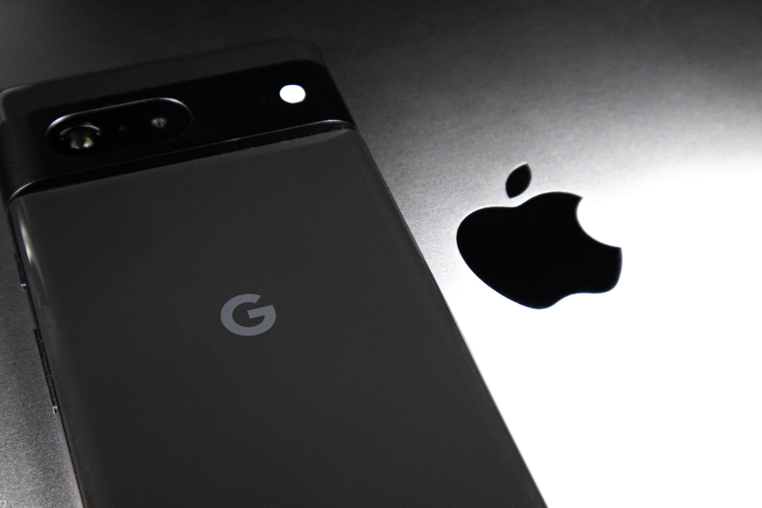 Apple and Google Face Accusations of Enabling Thieves Through Device Policies