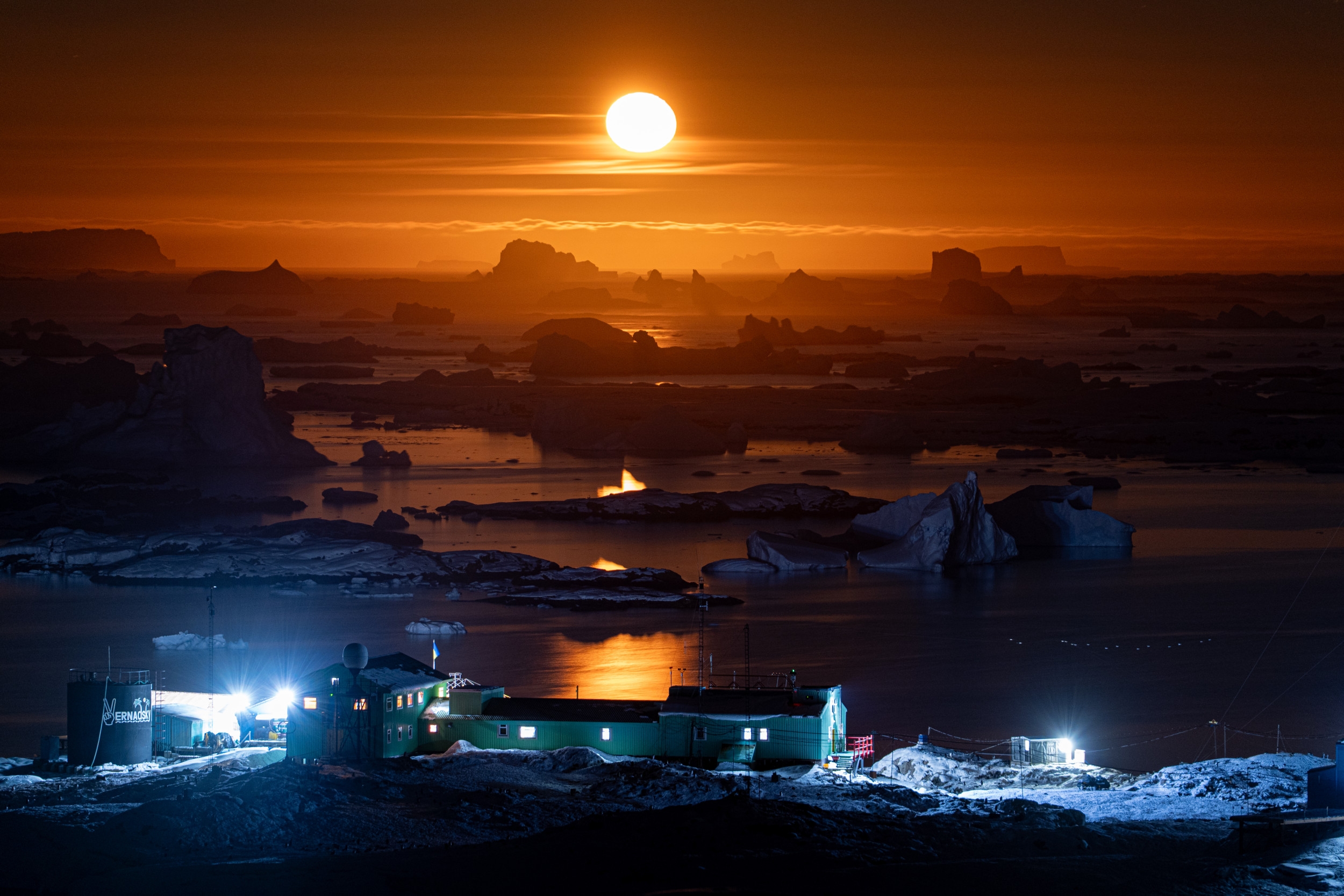 What Woman in Antarctica Does for Sunlight Fascinates Internet