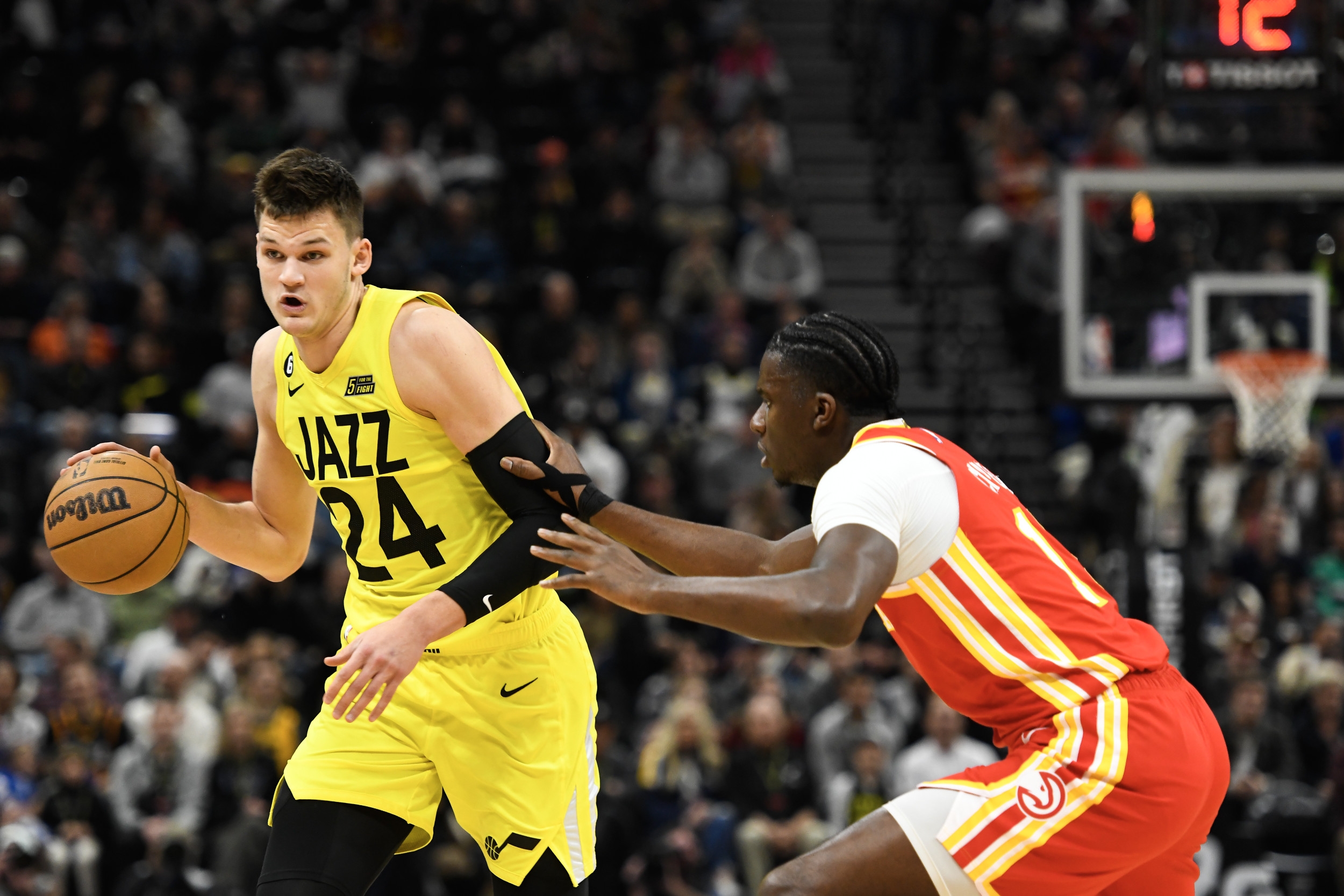 Lakers Set to Aggressively Target New Center This Offseason
