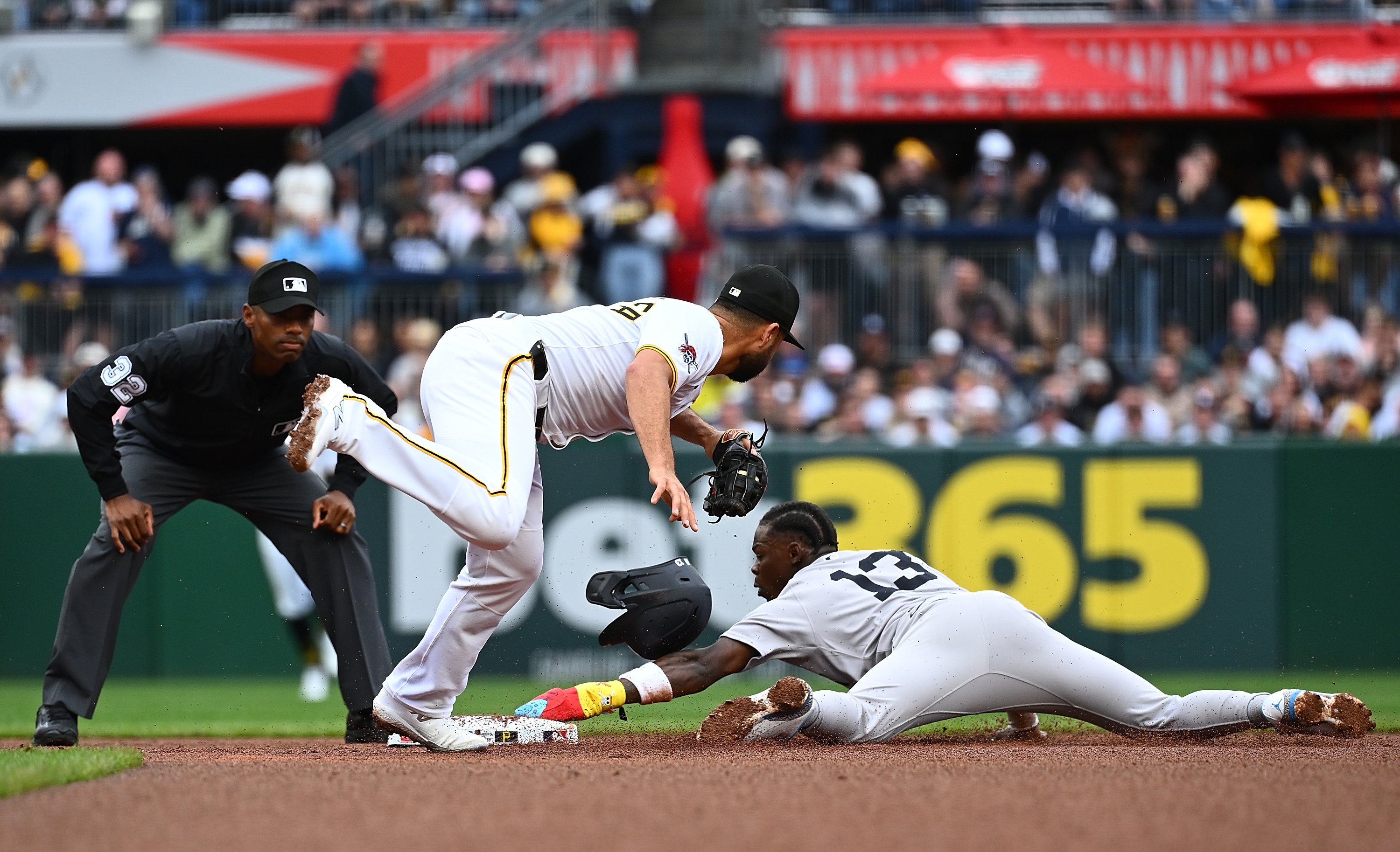 Yankees Shockingly Linked To Reunion Trade For Veteran Infielder