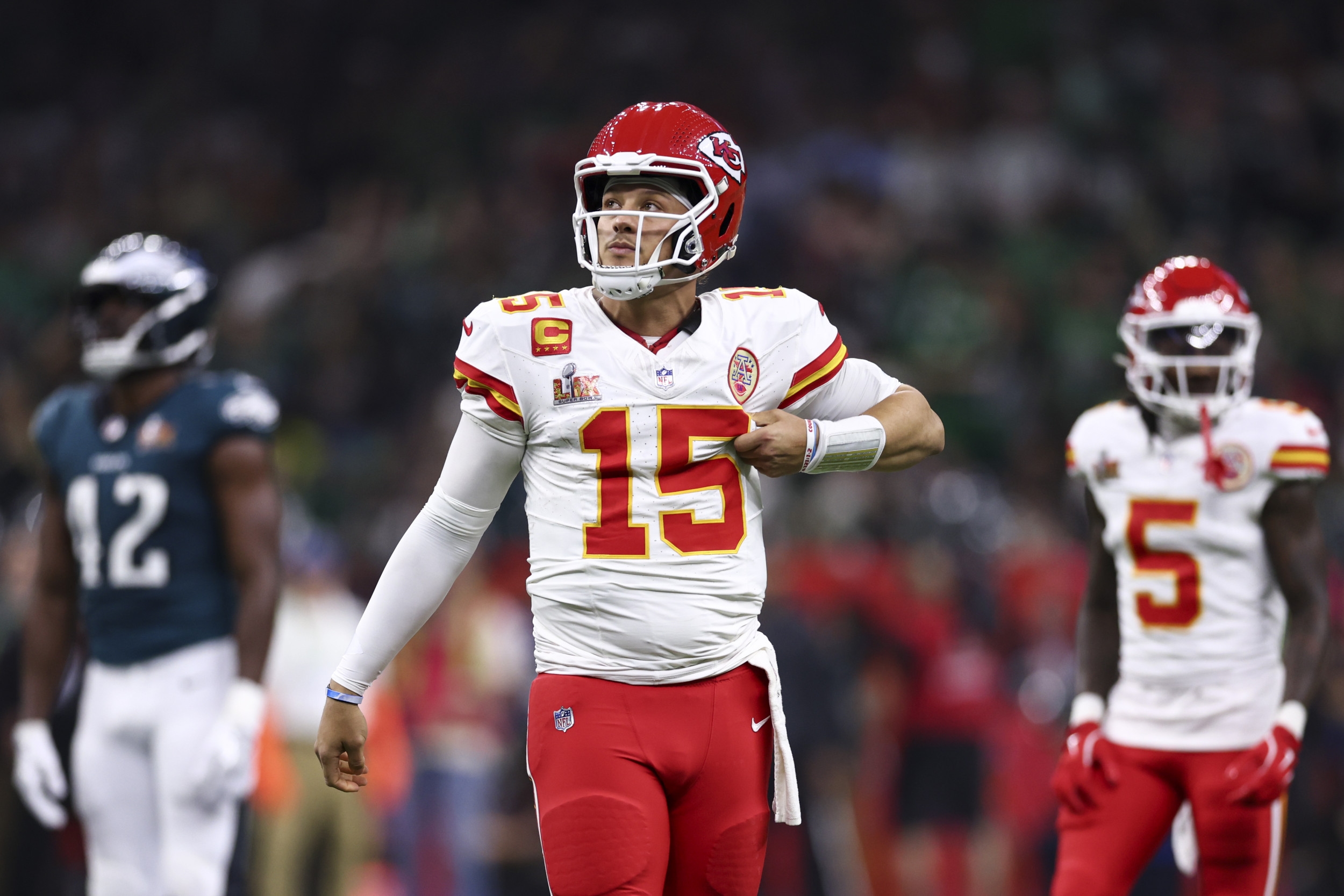 Eagles Star Signs Patrick Mahomes Card With a Special Message