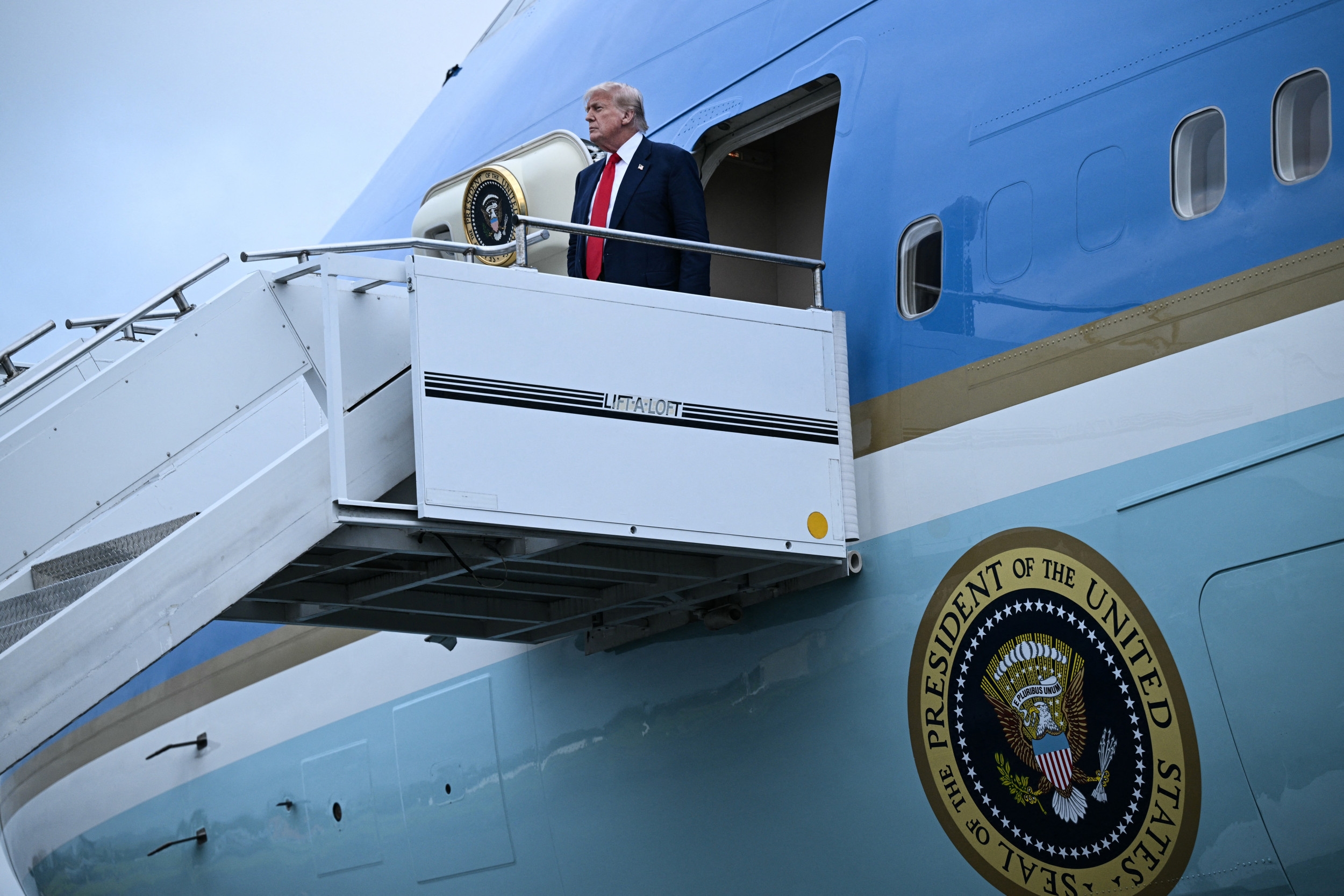 Donald Trump's New Air Force One 'Gift' From Qatar Will Likely Cost US $1B