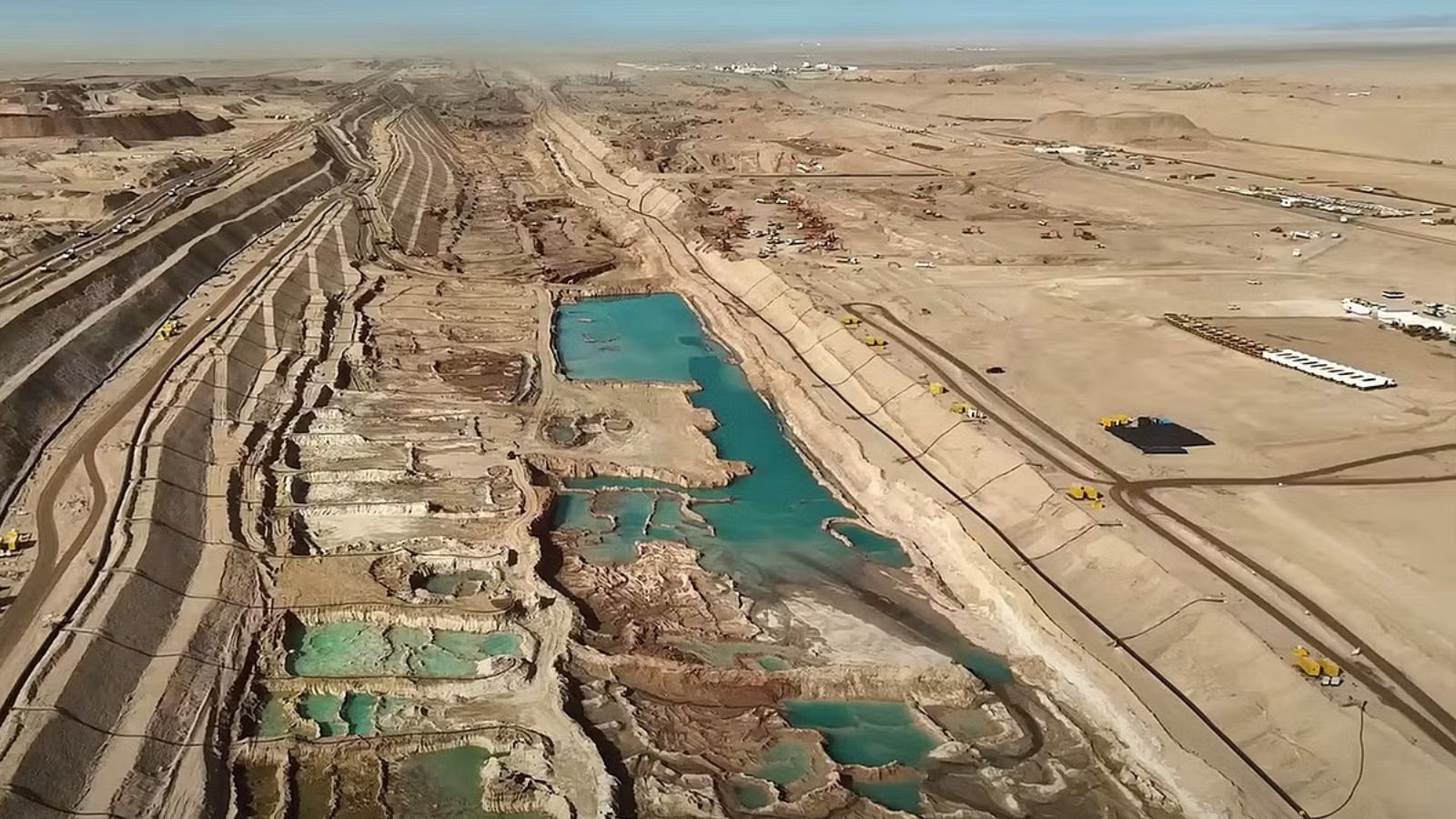 World's Largest Building Site Eyes Thousands of Layoffs