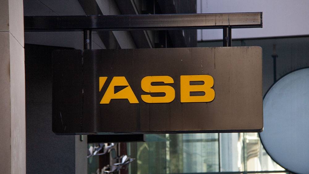 Banking class action lawyer complains to Ombudsman over OIA delay