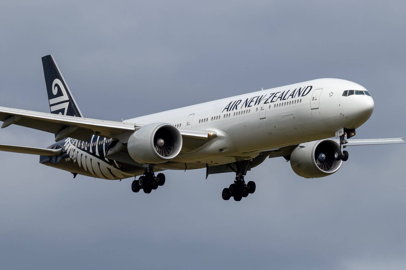 Late manual control move cited in B777 landing accident report