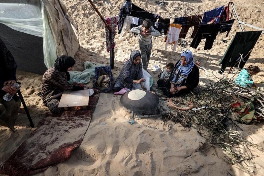 Gaza Families Burn Remains of Their Homes for Survival